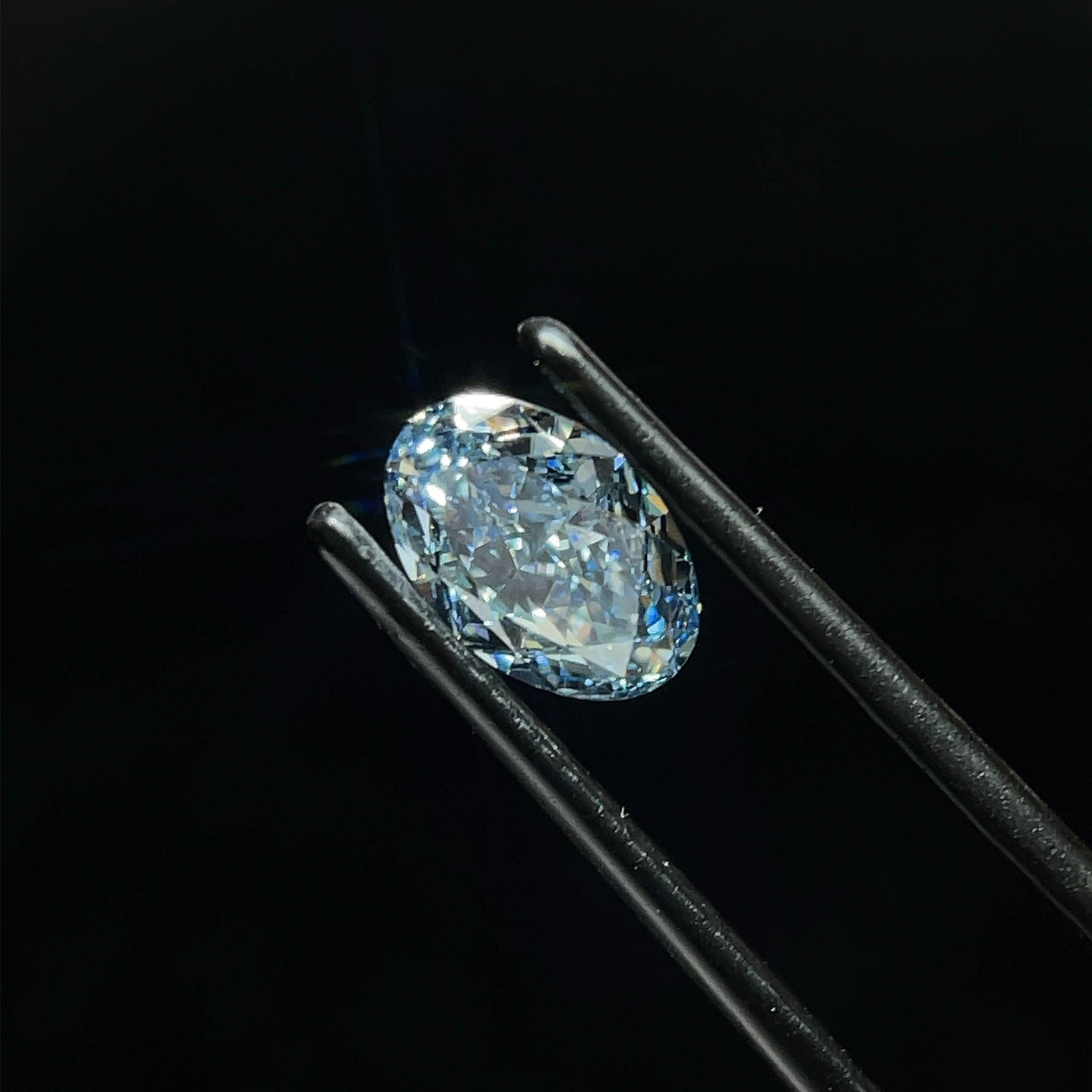 Loose Diamond - OVAL 1.26ct Fancy Intense Blue VS2: Loose Diamond - OVAL 1.26ct Fancy Intense Blue VS2 Source: This is a real non-mined Diamond that has been grown in a lab Shape: OVAL Carats: 1.26 Color: Fancy Intense Blue Certification: IGI Video:
