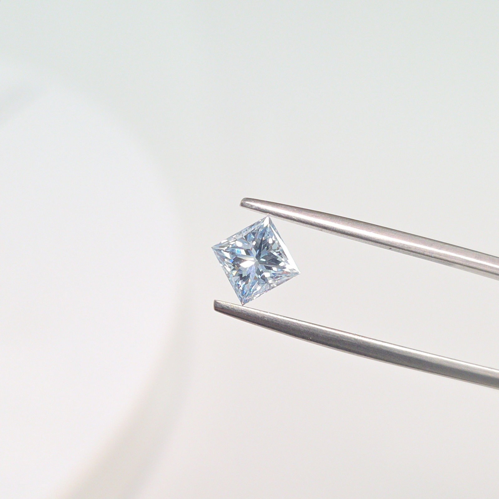 Loose Diamond - PRINCESS 0.98ct Fancy Blue VVS2: Loose Diamond - PRINCESS 0.98ct Fancy Blue VVS2 Source: This is a real non-mined Diamond that has been grown in a lab Shape: PRINCESS Carats: 0.98 Color: Fancy Blue Certification: IGI Video: