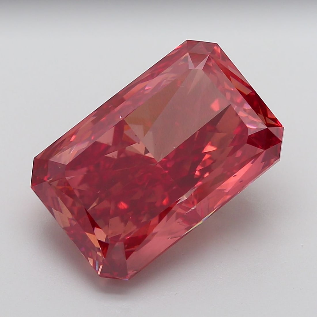 Loose Diamond - RADIANT 20.05ct Fancy Vivid Red VS2: Loose Diamond - RADIANT 20.05ct Fancy Vivid Red VS2 Source: This is a real non-mined Diamond that has been grown in a lab Shape: RADIANT Carats: 20.05 Color: Fancy Vivid Red Certification: IGI The Dia