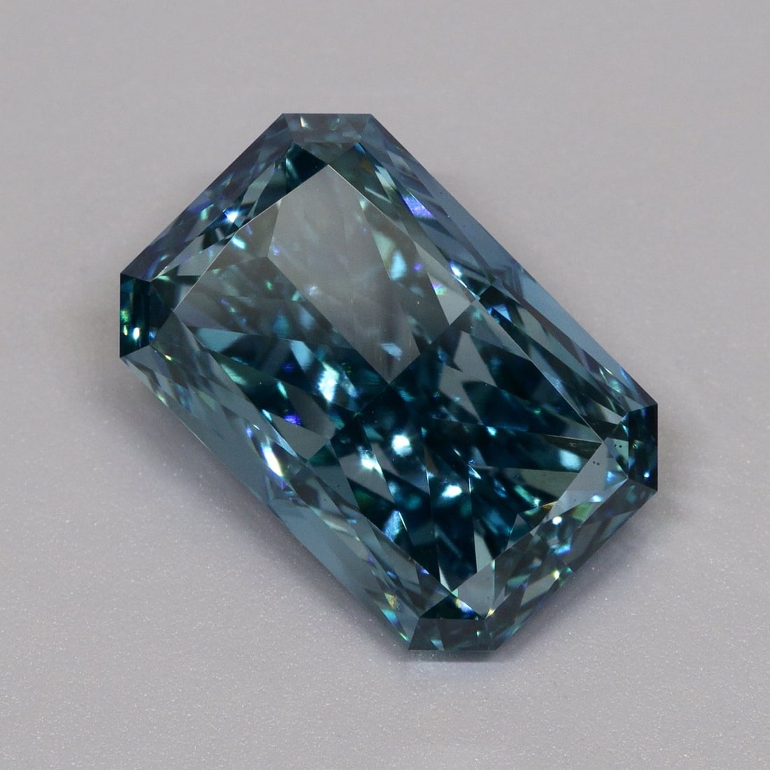 Loose Diamond - RADIANT 5.07ct Fancy Vivid Blue VS1: Loose Diamond - RADIANT 5.07ct Fancy Vivid Blue VS1 Source: This is a real non-mined Diamond that has been grown in a lab Shape: RADIANT Carats: 5.07 Color: Fancy Vivid Blue Certification: IGI Video: