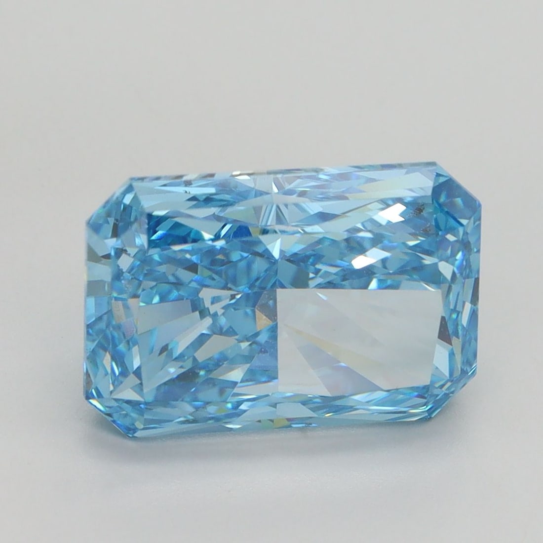Loose Diamond - RADIANT 5.13ct Fancy Vivid Blue VS1: Loose Diamond - RADIANT 5.13ct Fancy Vivid Blue VS1 Source: This is a real non-mined Diamond that has been grown in a lab Shape: RADIANT Carats: 5.13 Color: Fancy Vivid Blue Certification: IGI Video: