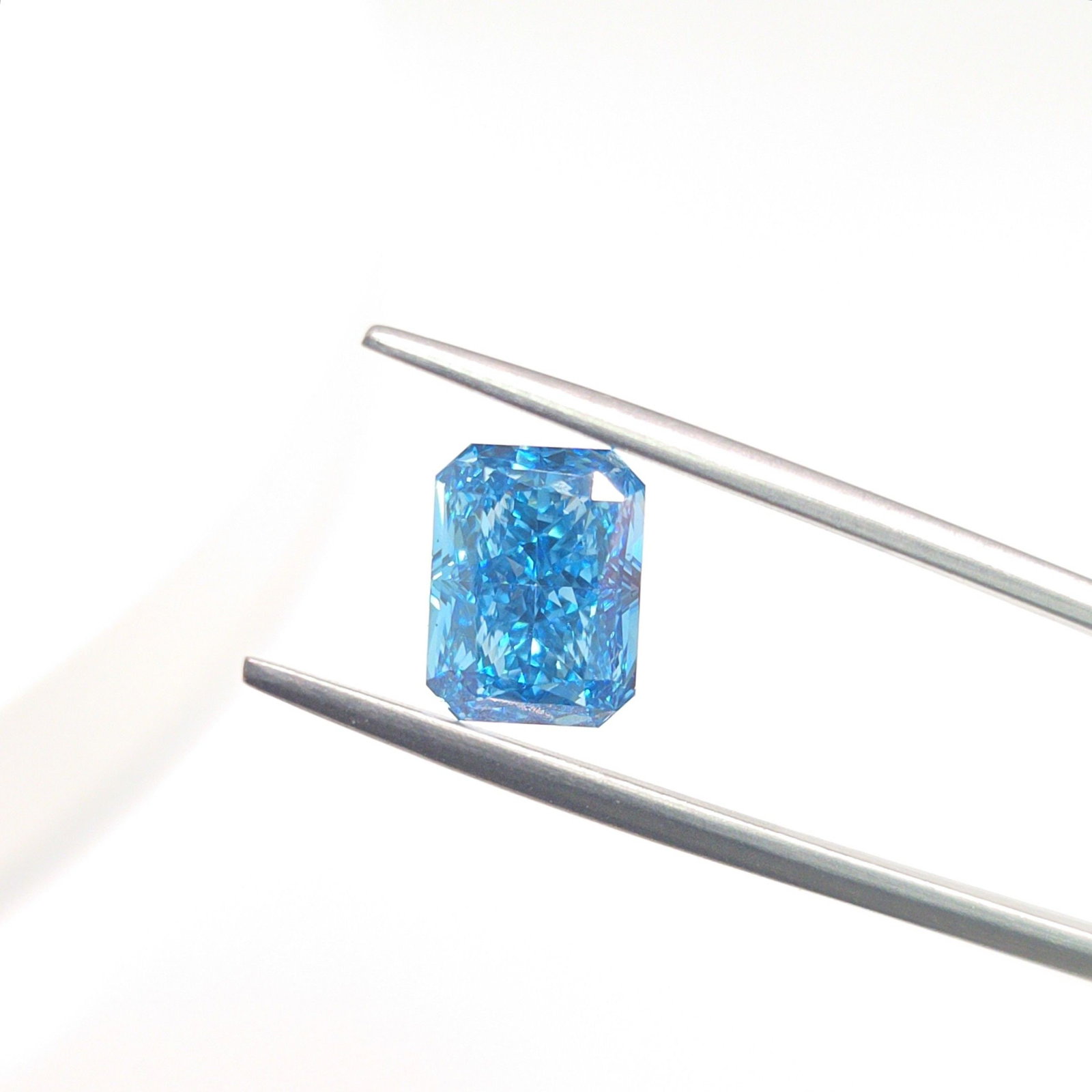 Loose Diamond - RADIANT 2.58ct Fancy Vivid Blue VS2: Loose Diamond - RADIANT 2.58ct Fancy Vivid Blue VS2 Source: This is a real non-mined Diamond that has been grown in a lab Shape: RADIANT Carats: 2.58 Color: Fancy Vivid Blue Certification: IGI The Dia