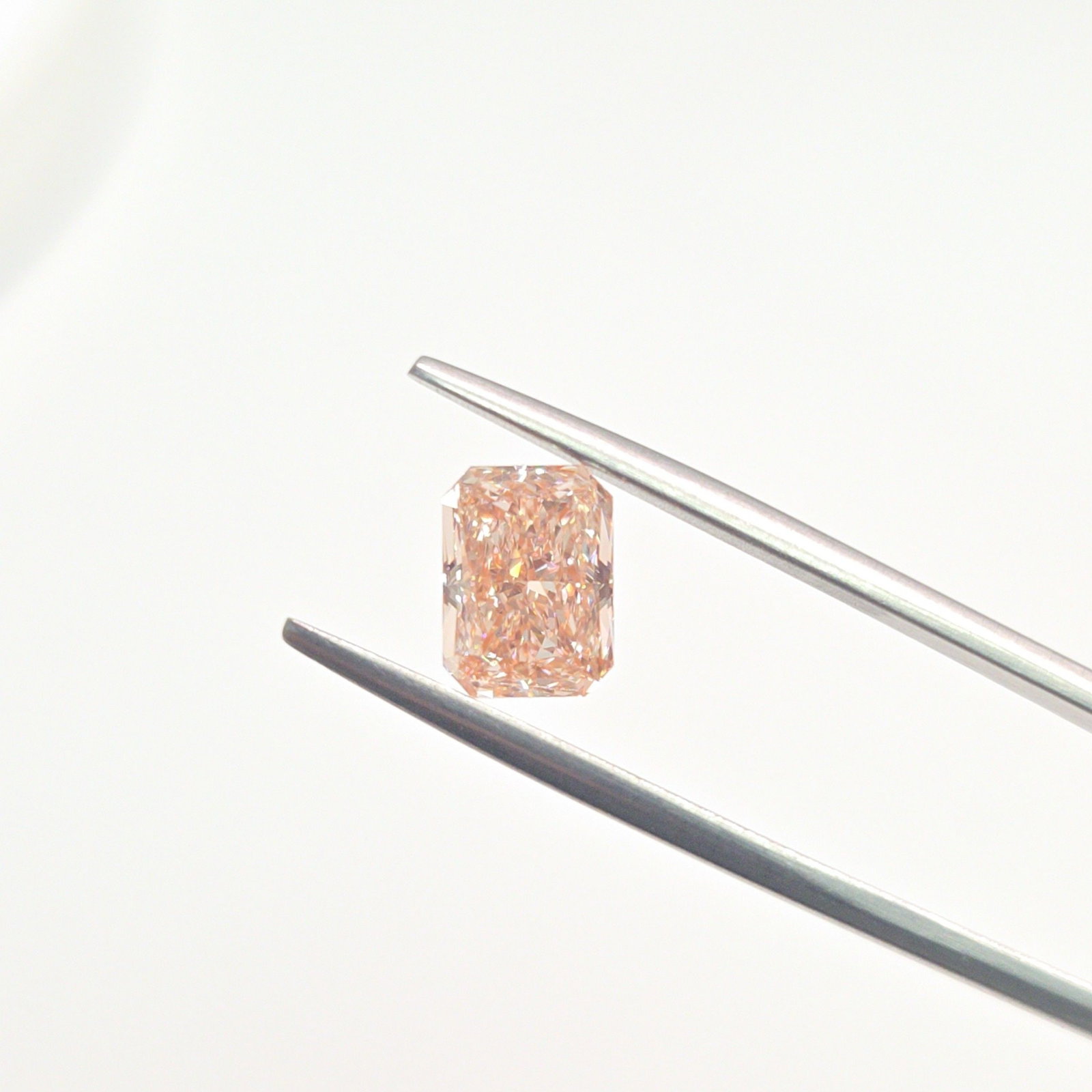 Loose Diamond - RADIANT 1.53ct Fancy Vivid Pink VVS2: Loose Diamond - RADIANT 1.53ct Fancy Vivid Pink VVS2 Source: This is a real non-mined Diamond that has been grown in a lab Shape: RADIANT Carats: 1.53 Color: Fancy Vivid Pink Certification: IGI The Di
