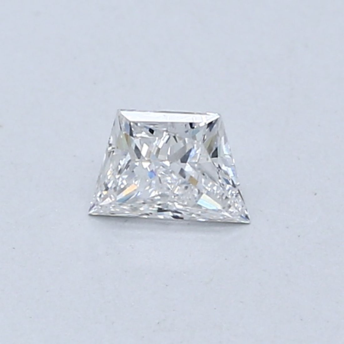 Loose Diamond - TRAPEZOID 0.32ct G VS1: Loose Diamond - TRAPEZOID 0.32ct G VS1 Source: This is a real non-mined Diamond that has been grown in a lab Shape: TRAPEZOID Carats: 0.32 Color: G Clarity: VS1 Certification: NONE The Diamond Depot