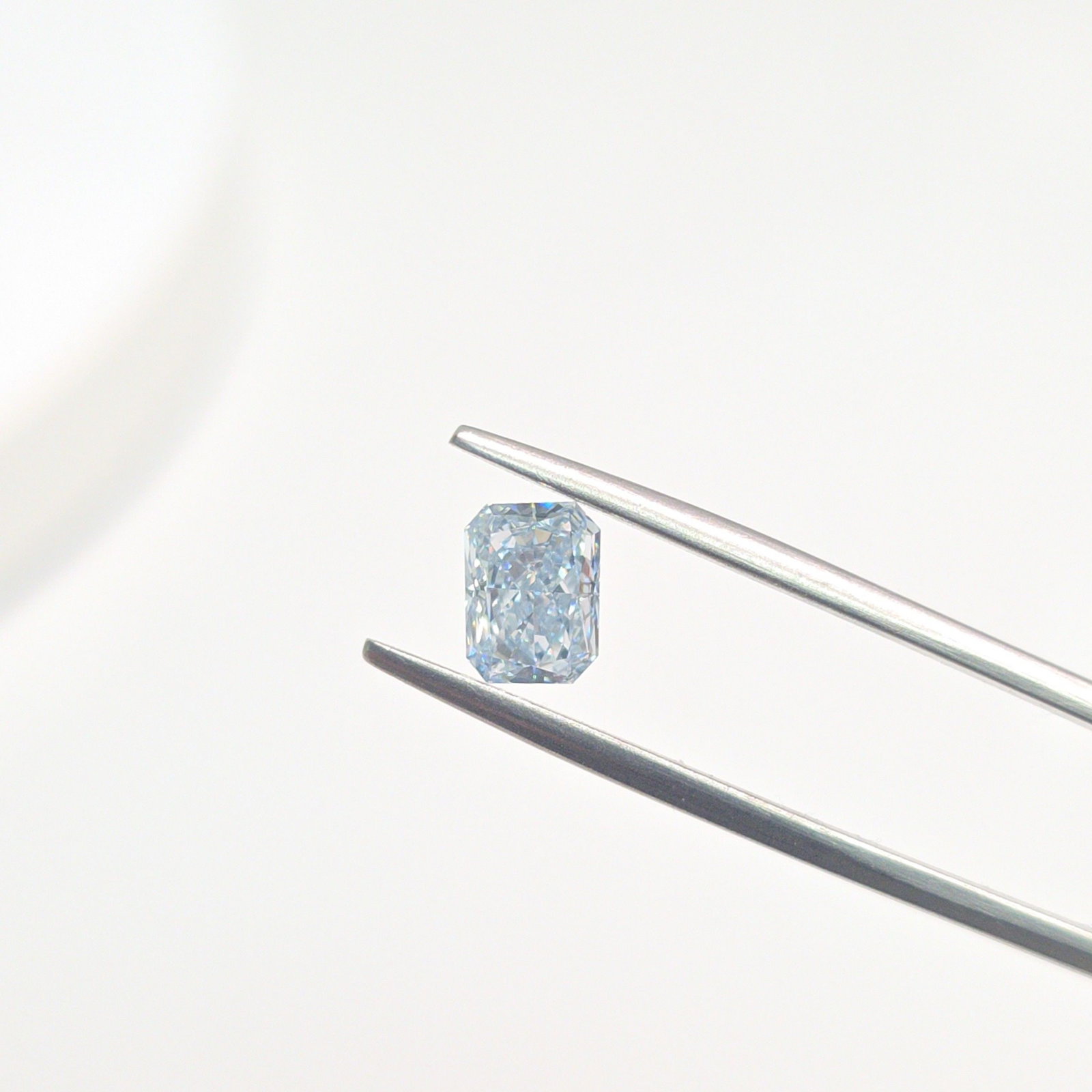 Loose Diamond - RADIANT 1.04ct Fancy Blue VS2: Loose Diamond - RADIANT 1.04ct Fancy Blue VS2 Source: This is a real non-mined Diamond that has been grown in a lab Shape: RADIANT Carats: 1.04 Color: Fancy Blue Certification: IGI Video: