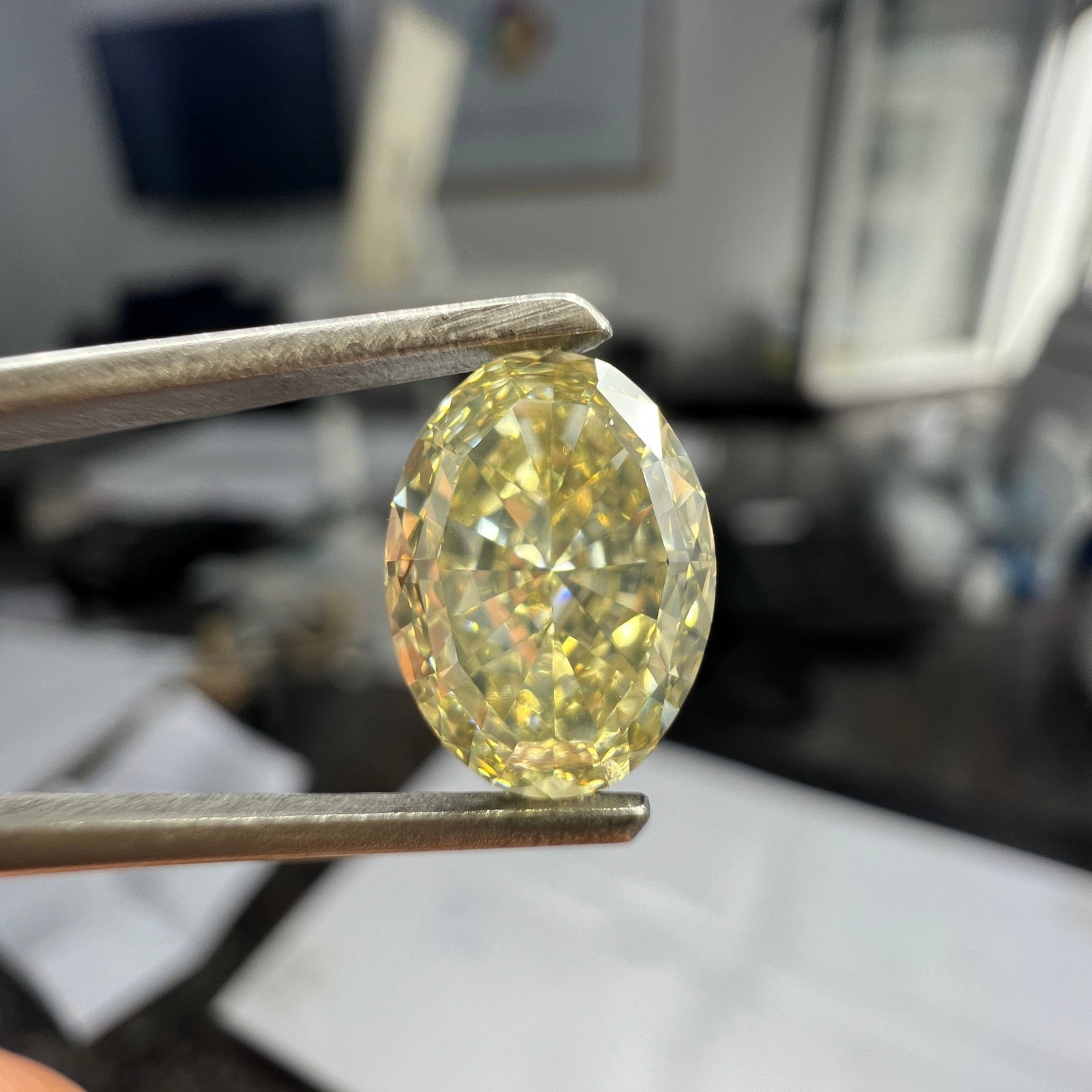 Loose Diamond - OVAL 1.74ct Fancy Brownish Greenish Yellow VS2: Loose Diamond - OVAL 1.74ct Fancy Brownish Greenish Yellow VS2 Source: Natural Shape: OVAL Carats: 1.74 Color: Fancy Brownish Greenish Yellow Certification: GIA The Diamond Depot Guarantee: All items
