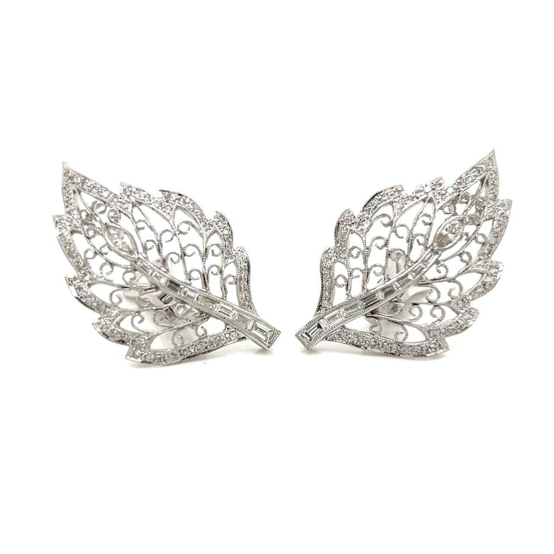 Stunning 18K White Gold 2.00 Ct Diamond Leaf Earrings: Stunning 18K White Gold 2.00 Ct Diamond Leaf Earrings Elevate your elegance with these stunning 18K White Gold Diamond Leaf Earrings. Crafted with meticulous attention to detail, these earrings featur