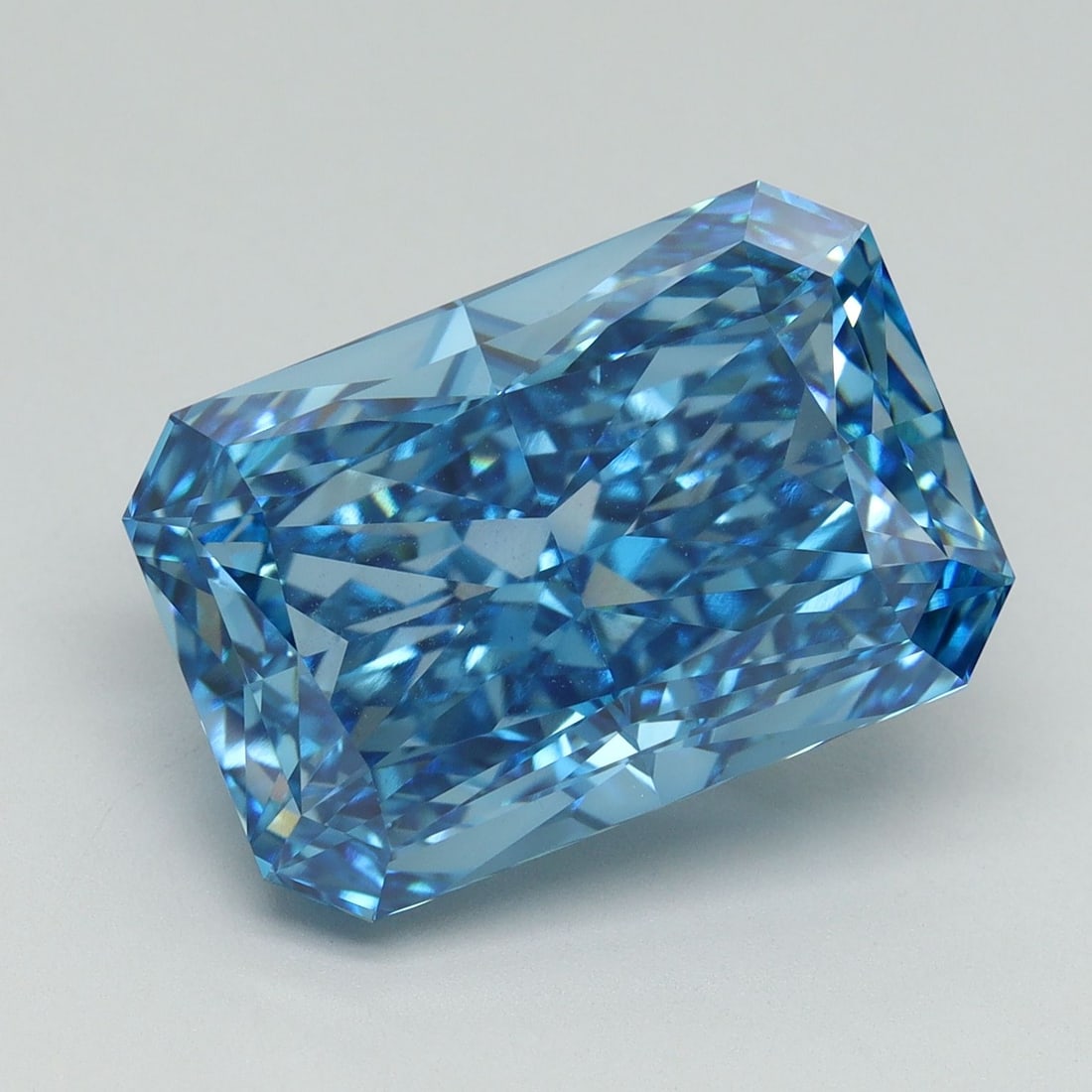 Loose Diamond - RADIANT 10.57ct Fancy Vivid Blue VVS2: Loose Diamond - RADIANT 10.57ct Fancy Vivid Blue VVS2 Source: This is a real non-mined Diamond that has been grown in a lab Shape: RADIANT Carats: 10.57 Color: Fancy Vivid Blue Certification: IGI Vide