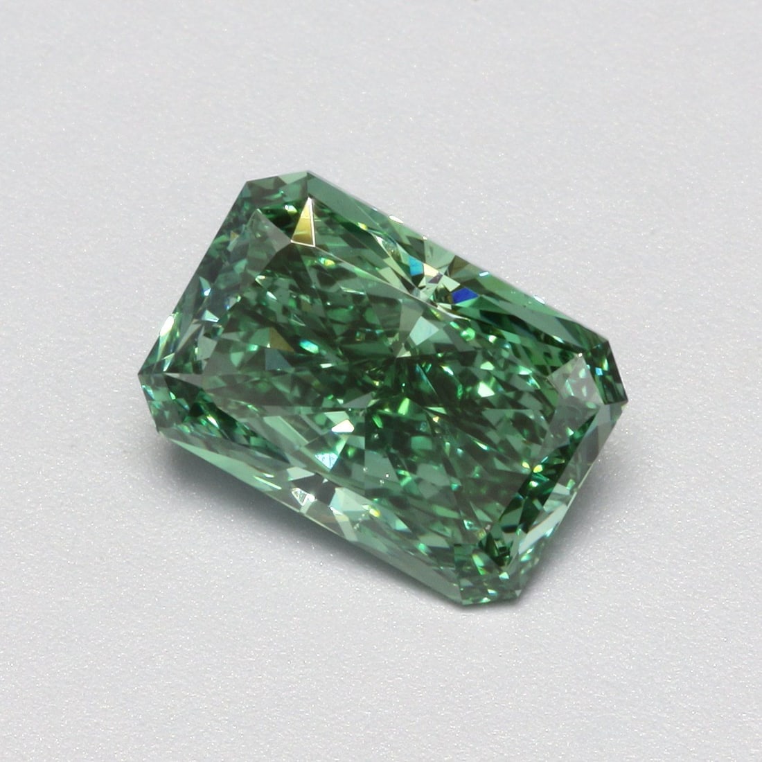Loose Diamond - RADIANT 2.02ct Fancy Vivid Green VS2: Loose Diamond - RADIANT 2.02ct Fancy Vivid Green VS2 Source: This is a real non-mined Diamond that has been grown in a lab Shape: RADIANT Carats: 2.02 Color: Fancy Vivid Green Certification: IGI Video