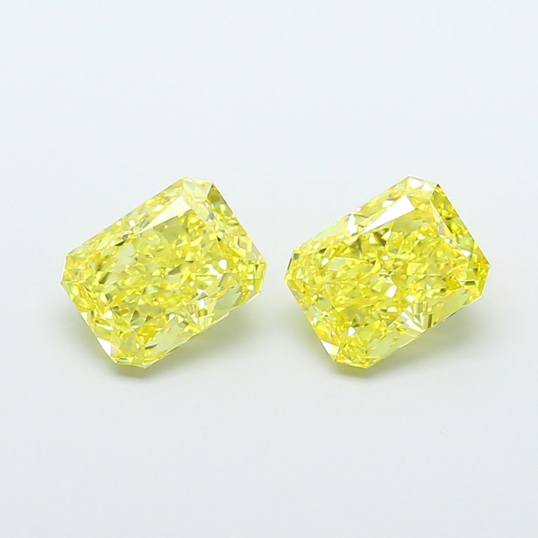 Loose Diamond - RADIANT 3.05ct Fancy Vivid Yellow VS1: Loose Diamond - RADIANT 3.05ct Fancy Vivid Yellow VS1 Source: This is a real non-mined Diamond that has been grown in a lab Shape: RADIANT Carats: 3.05 Color: Fancy Vivid Yellow Certification: IGI Vid