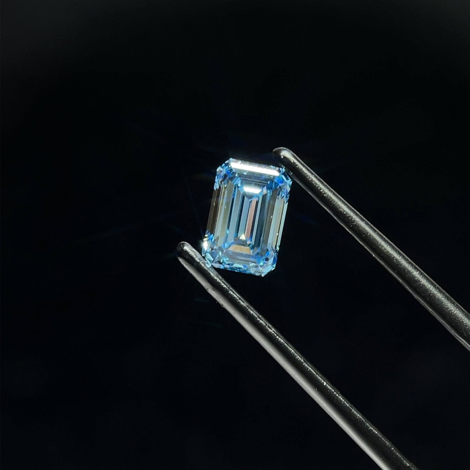 Loose Diamond - EMERALD 0.91ct Fancy Vivid Blue VS1: Loose Diamond - EMERALD 0.91ct Fancy Vivid Blue VS1 Source: This is a real non-mined Diamond that has been grown in a lab Shape: EMERALD Carats: 0.91 Color: Fancy Vivid Blue Certification: IGI Video: