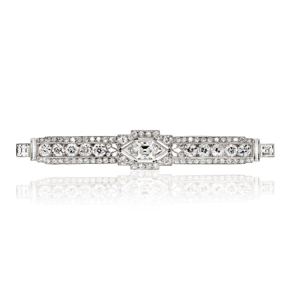 Stunning Platinum Art Deco Brooch 5.25ct Diamonds 7cm: Stunning Platinum Art Deco Brooch 5.25ct Diamonds 7cm This exquisite Art Deco bar pin brooch is crafted in platinum and features a total diamond weight of 5.25 carats. The design showcases old cut dia