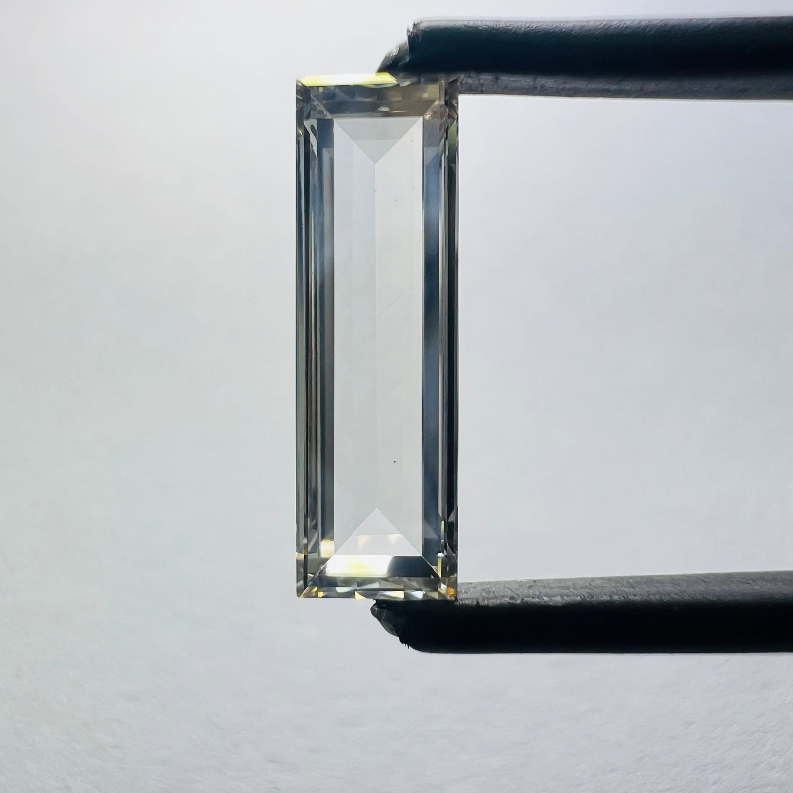 Loose Diamond - BAGUETTE 1.64ct Brown VS1: Loose Diamond - BAGUETTE 1.64ct Brown VS1 Source: This is a real non-mined Diamond that has been grown in a lab Shape: BAGUETTE Carats: 1.64 Color: Brown Certification: NONE The Diamond Depot Guarante