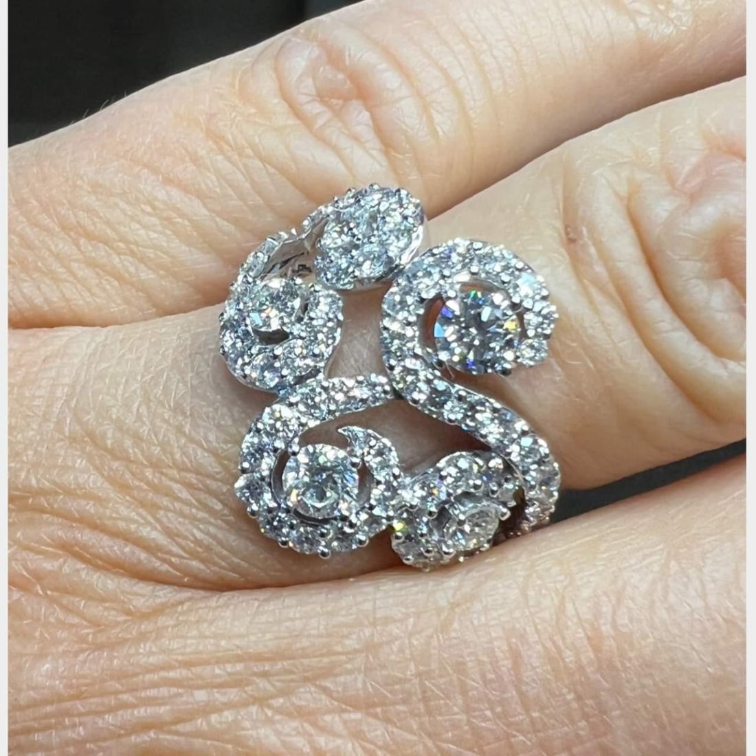 Elegant 18K White Gold Ring with 70 Diamonds 2.11 Ct F-G VVS-VS: Elegant 18K White Gold Ring with 70 Diamonds 2.11 Ct F-G VVS-VS This exquisite 18K White Gold Diamond Ring showcases a stunning array of 70 diamonds, with a total weight of approximately 2.11 carats. 