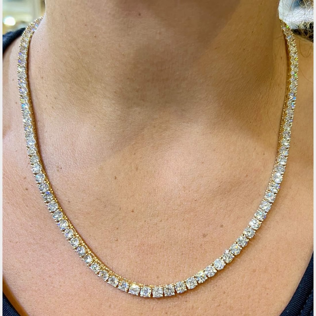 Stunning 14K Yellow Gold 35.50 Ct Diamond Tennis Necklace: Stunning 14K Yellow Gold 35.50 Ct Diamond Tennis Necklace This stunning 14K Yellow Gold Diamond Tennis Necklace features a remarkable total diamond weight of approximately 35.50 carats. The necklace
