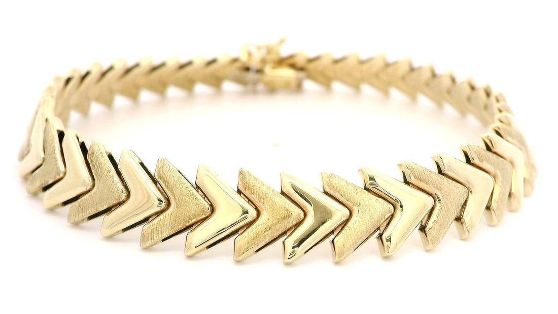 Italian 14k Yellow Gold Chevron V Link Bracelet 7 Inch: Italian 14k Yellow Gold Chevron V Link Bracelet 7 Inch This exquisite Italian bracelet showcases a stunning design crafted from solid 14k yellow gold, featuring a dual finish of polished and brushed