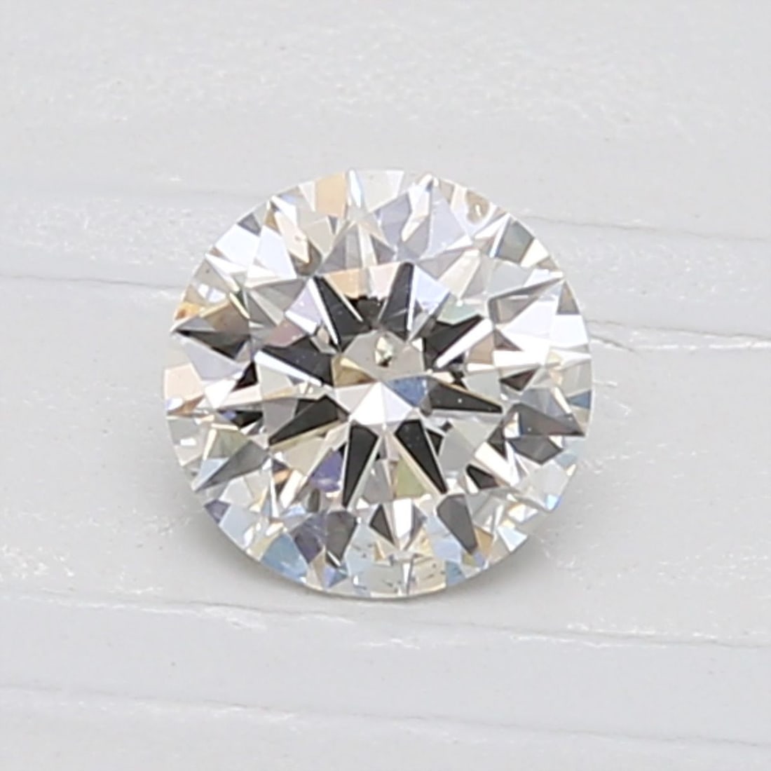 Loose Diamond - ROUND 0.6ct I SI2: Loose Diamond - ROUND 0.6ct I SI2 Source: Natural Shape: ROUND Carats: 0.6 Color: I Clarity: SI2 Certification: GIA Video: