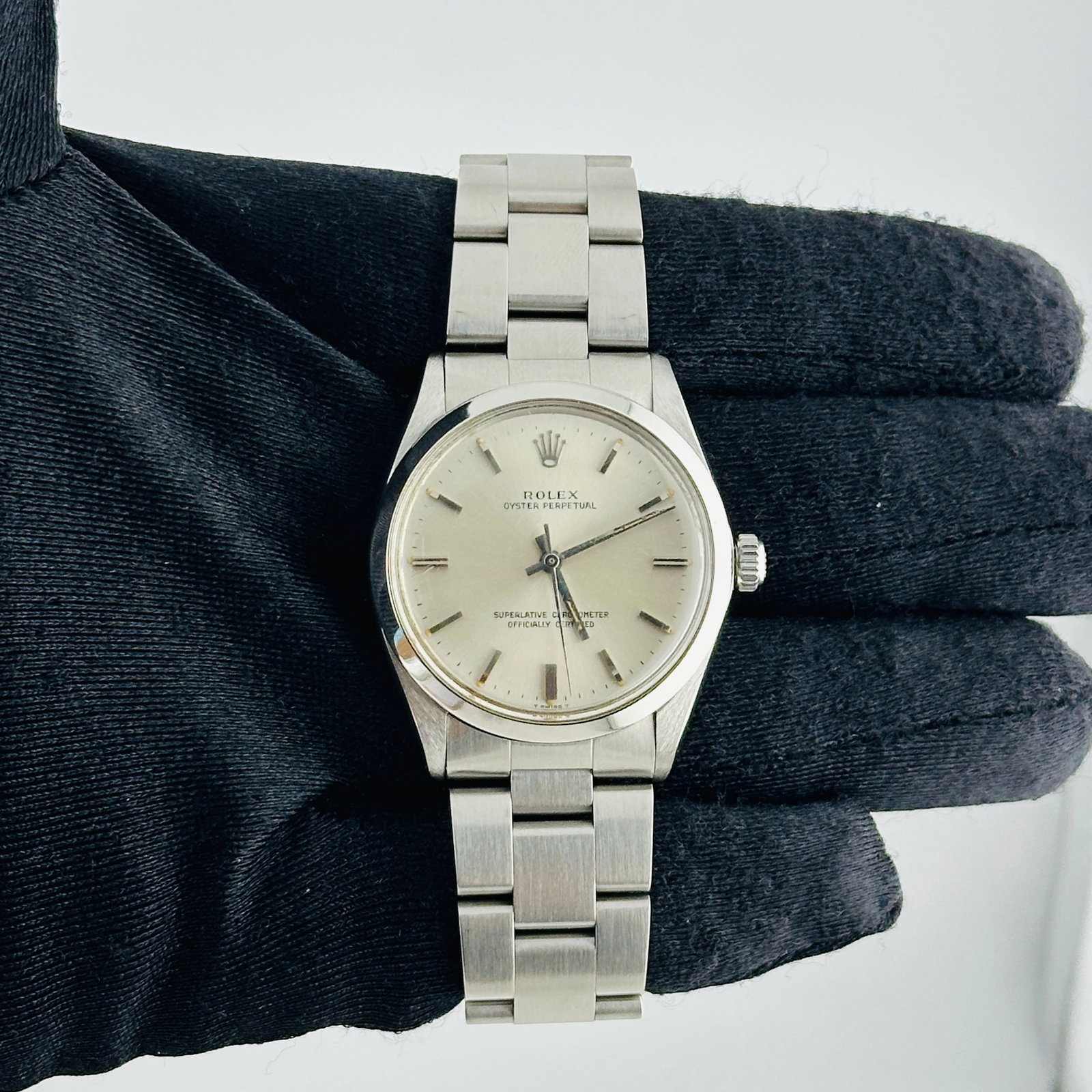 Rolex Oyster Perpetual 1002 Silver Stick Dial Oyster Bracelet: Rolex Oyster Perpetual 1002 Silver Stick Dial Oyster Bracelet This Rolex Oyster Perpetual features a refined silver stick dial, complemented by a smooth bezel and presented on the classic Oyster brace