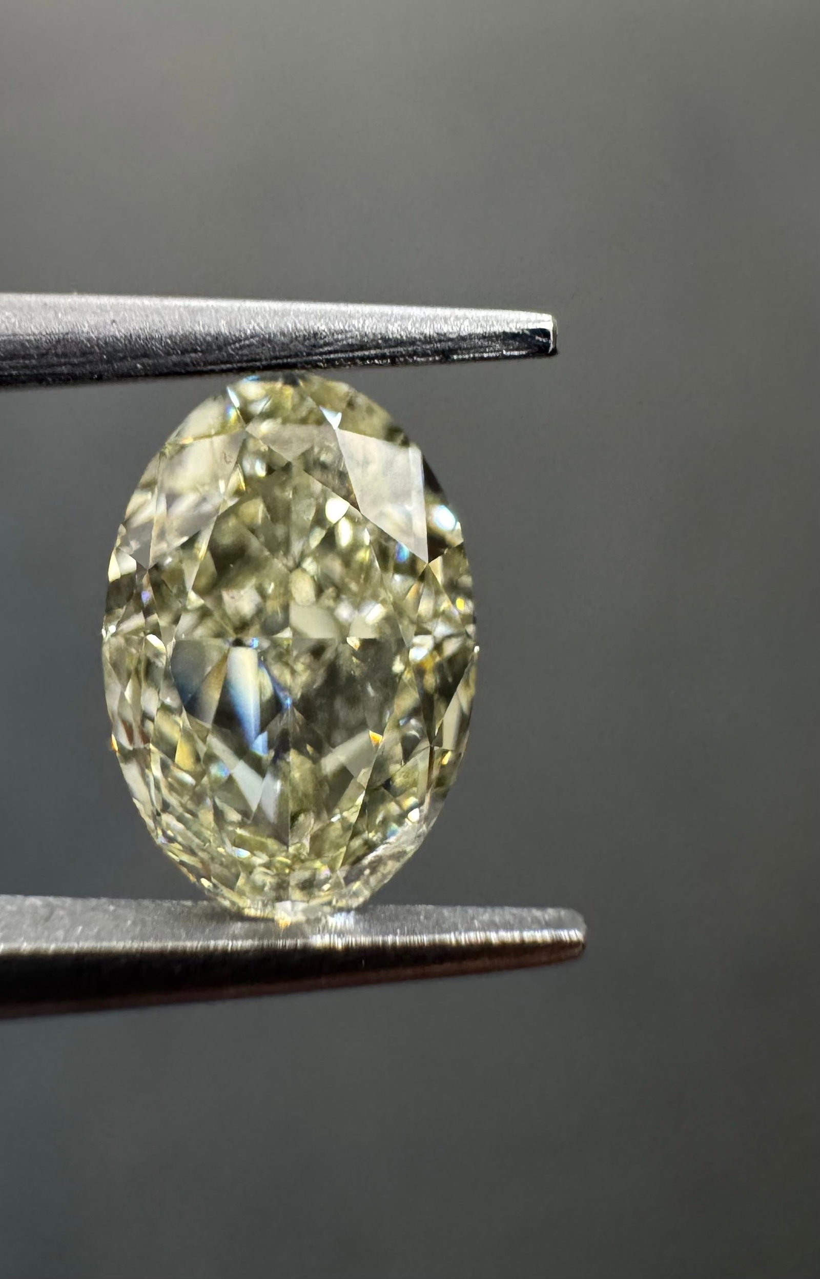 Loose Diamond - OVAL 1.02ct U-V VS2: Loose Diamond - OVAL 1.02ct U-V VS2 Source: Natural Shape: OVAL Carats: 1.02 Color: U-V Certification: GIA Video: Video Link The Diamond Depot Guarantee: All items in this auction are guaranteed to