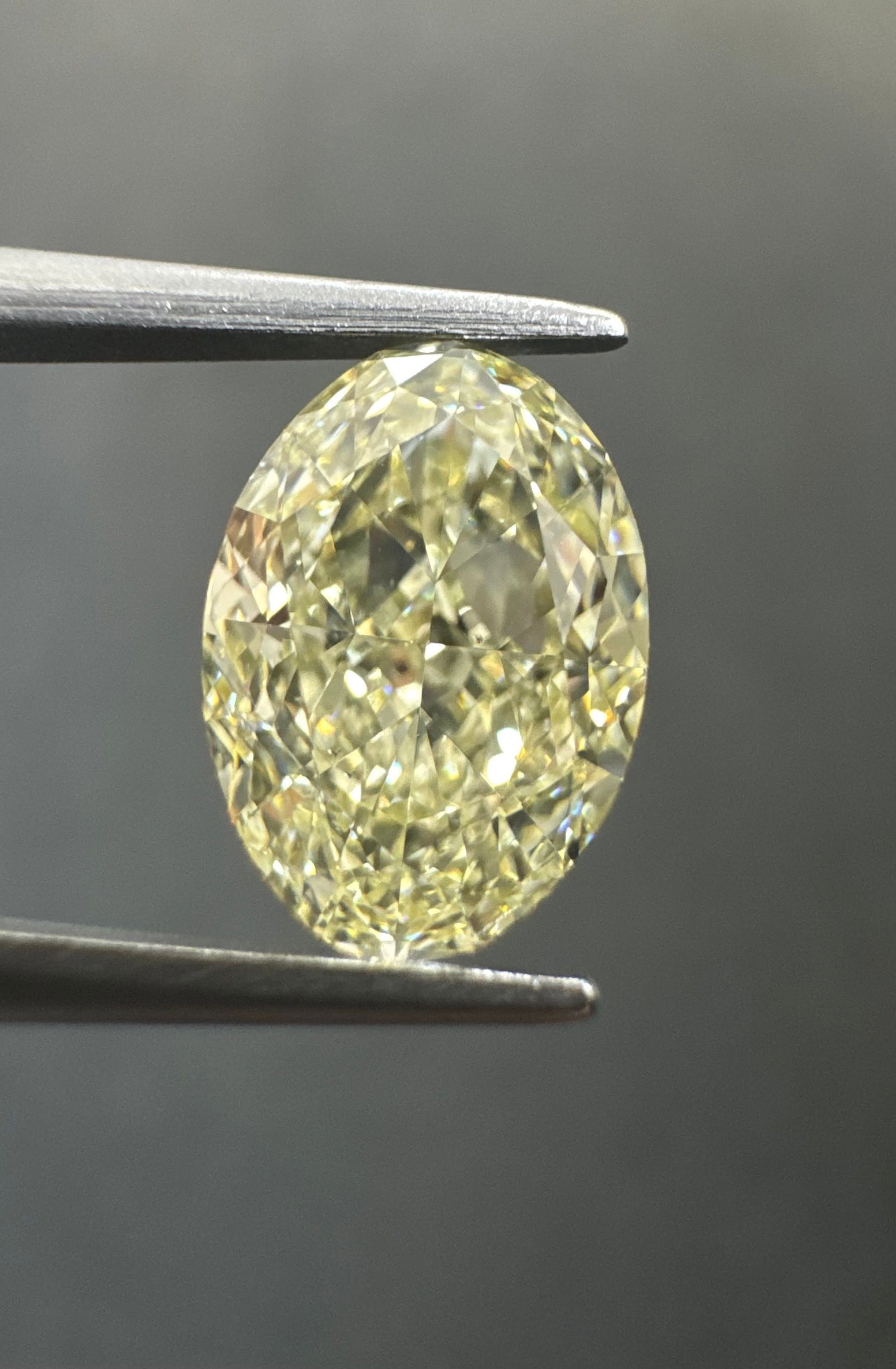Loose Diamond - OVAL 2.27ct VS2: Loose Diamond - OVAL 2.27ct VS2 Source: Natural Shape: OVAL Carats: 2.27 Color: Clarity: VS2 Certification: GIA The Diamond Depot Guarantee: All items in this auction are guaranteed to be 100% authent