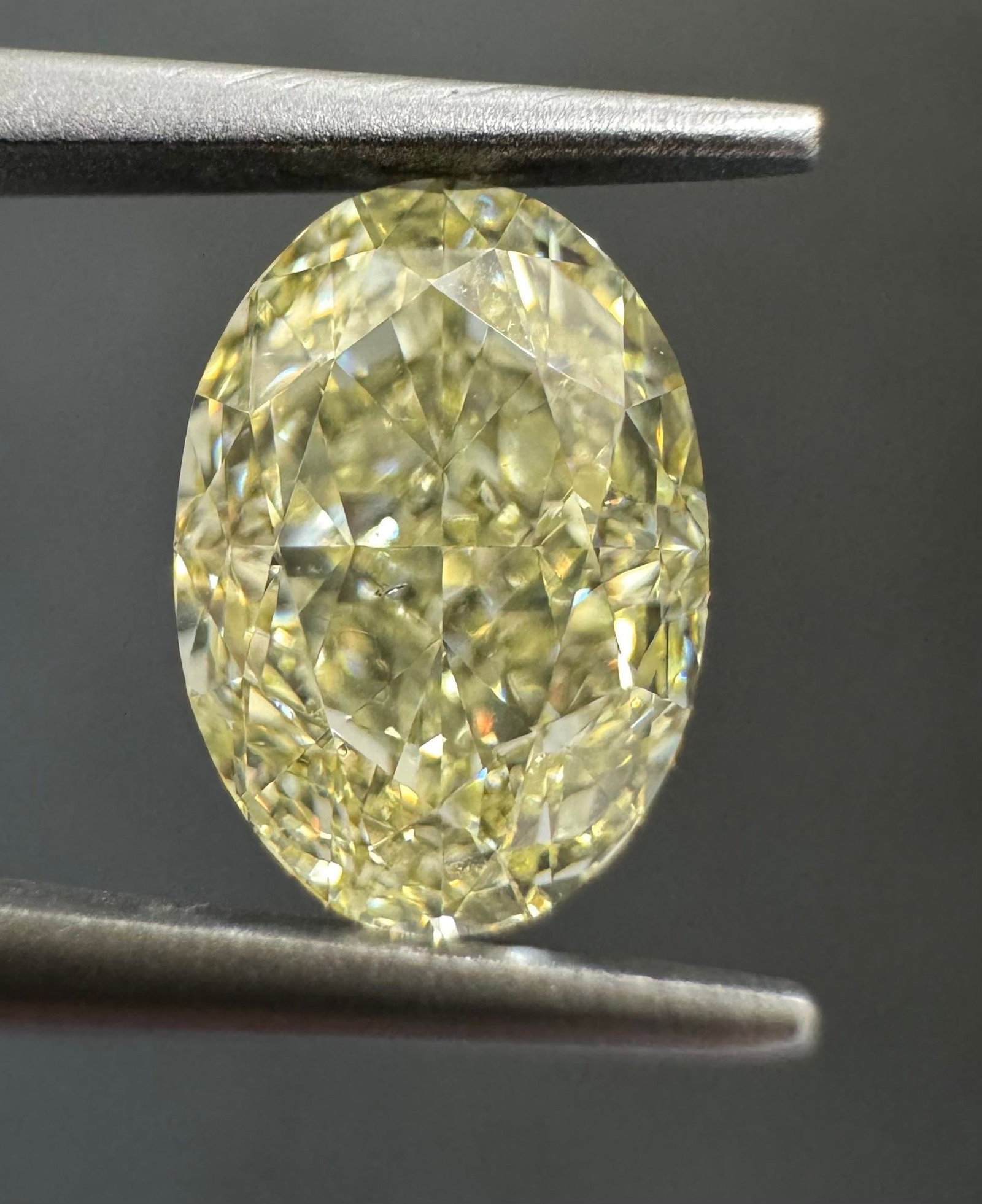 Loose Diamond - OVAL 1.76ct Fancy Light Yellow SI1: Loose Diamond - OVAL 1.76ct Fancy Light Yellow SI1 Source: Natural Shape: OVAL Carats: 1.76 Color: Fancy Light Yellow Certification: GIA The Diamond Depot Guarantee: All items in this auction are guar