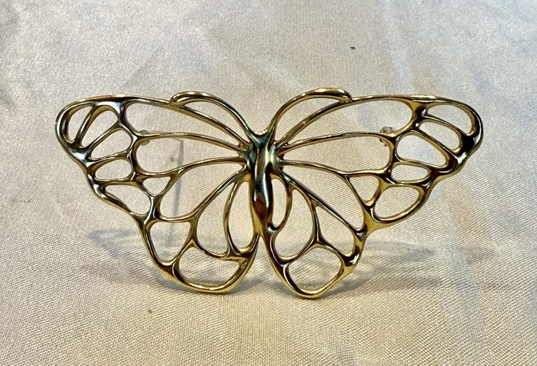 Angela Cummings 18K Gold Butterfly Brooch with Box: Angela Cummings 18K Gold Butterfly Brooch with Box This exquisite Angela Cummings for Tiffany & Co. 18k yellow gold butterfly pendant brooch showcases stunning craftsmanship and intricate design. Weig