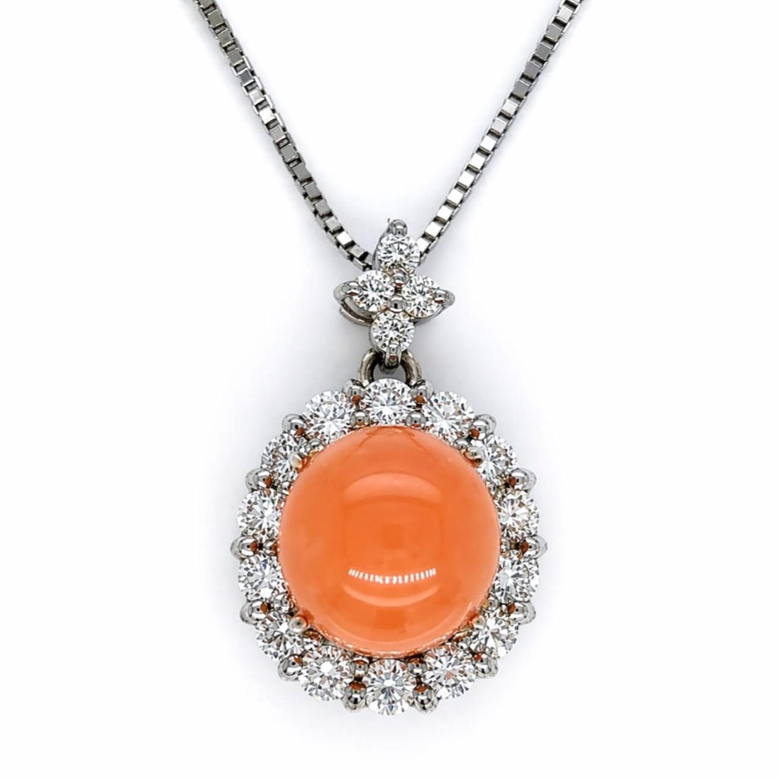 GIA Certified Conch Pearl and Diamond Platinum Necklace 3.94 Carat: GIA Certified Conch Pearl and Diamond Platinum Necklace 3.94 Carat This elegant necklace features a GIA certified 3.94 carat conch pearl set in platinum. The pendant is accented by 18 diamonds with a 
