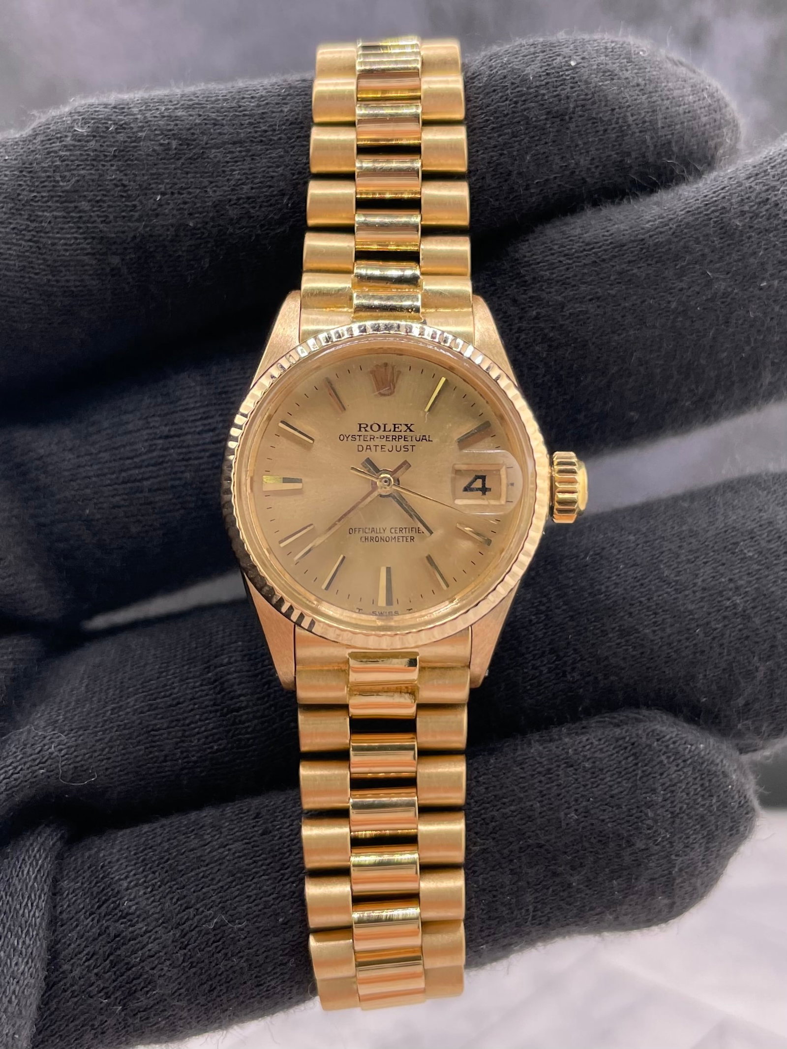 Ladies Rolex Datejust President 6517 8 Champagne Dial Fluted Bezel: Ladies Rolex Datejust President 6517 8 Champagne Dial Fluted Bezel This ladies' Rolex Datejust President features a champagne dial, fluted bezel, and the iconic President bracelet. The watch is identi