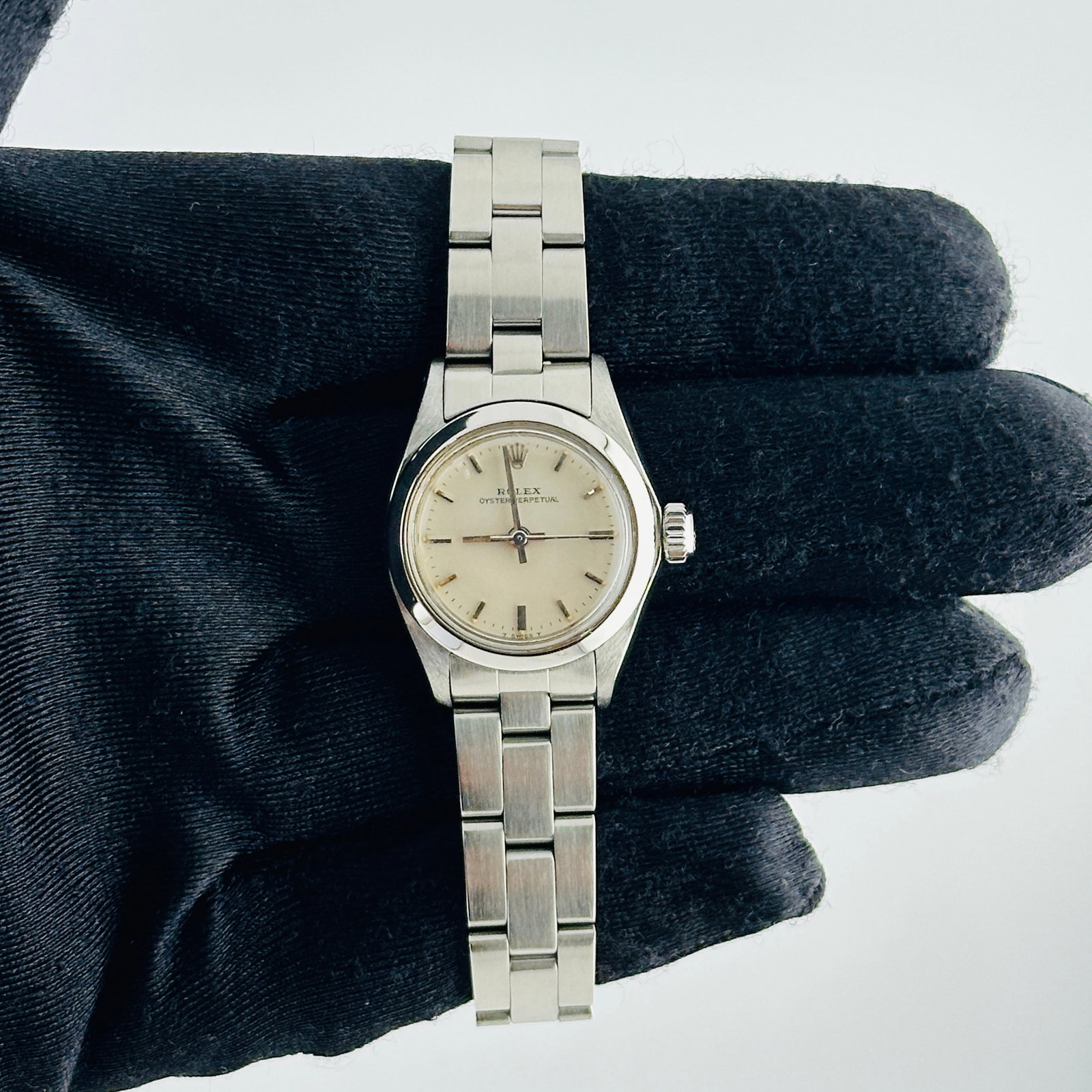 Ladies Rolex Oyster Perpetual 6718 Silver Stick Dial Oyster Bracelet: Ladies Rolex Oyster Perpetual 6718 Silver Stick Dial Oyster Bracelet This Rolex Oyster Perpetual features a silver stick dial and is paired with an Oyster bracelet. The watch has a smooth bezel and