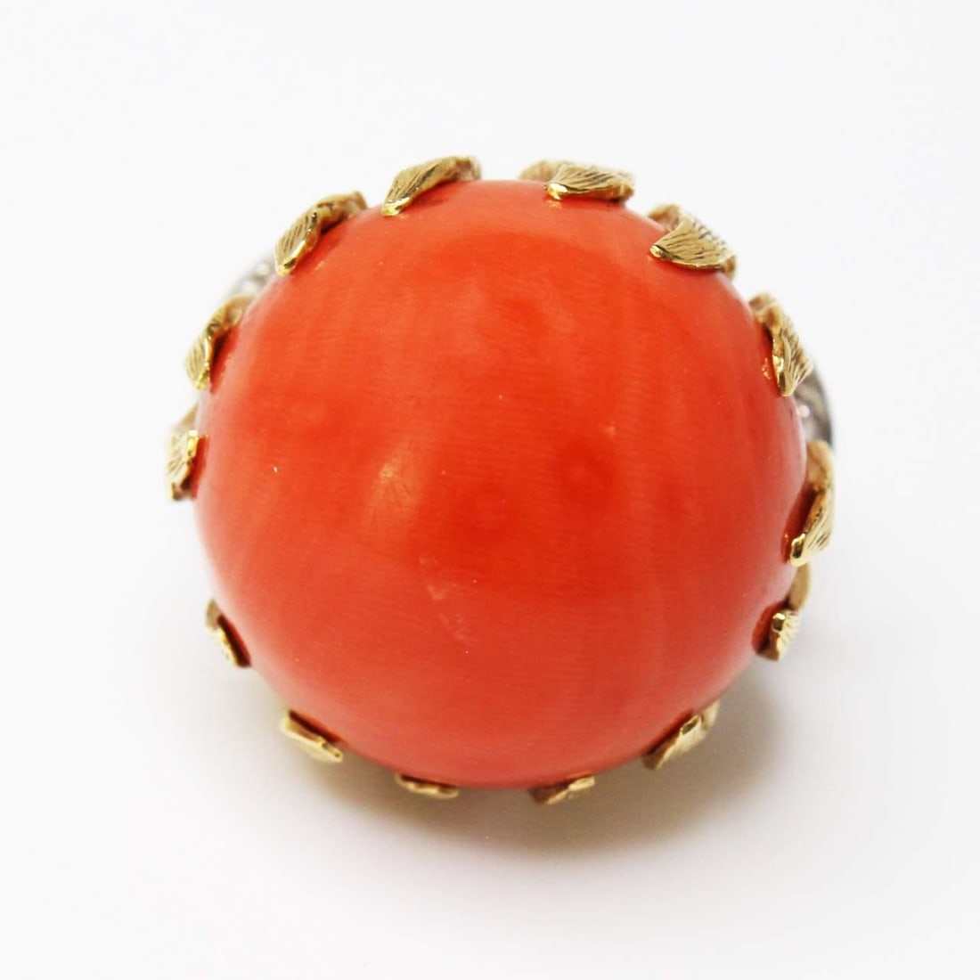 Russer Coral Ring 18K Yellow Gold 8 Diamonds Size 6: Russer Coral Ring 18K Yellow Gold 8 Diamonds Size 6 This pre-owned RUSSER ring is crafted from 18K yellow gold and features a smooth coral centerpiece accented by eight diamonds with a total approxima