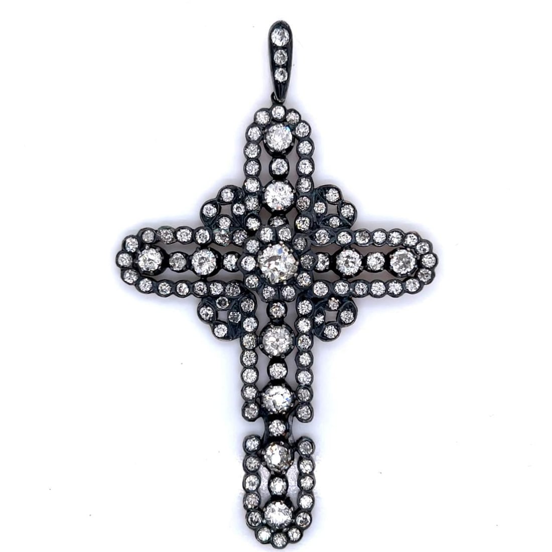 18K Gold Silver 13.80 Ct Diamond Cross Pendant 122 Stones: 18K Gold Silver 13.80 Ct Diamond Cross Pendant 122 Stones This stunning 18K & Silver Diamond Cross Pendant is a true statement piece, showcasing an impressive total weight of approximately 13.80 carat
