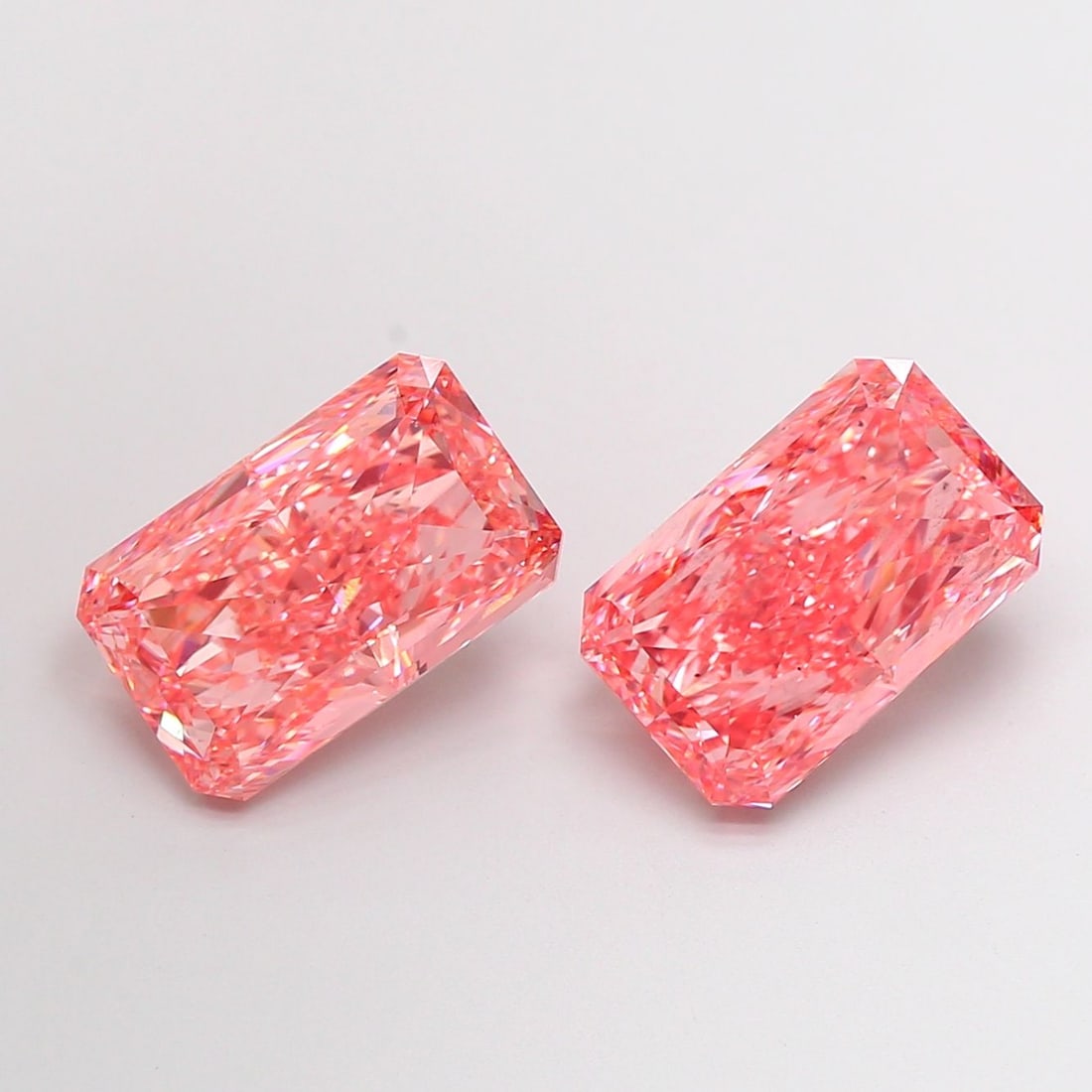Loose Diamond - RADIANT 8.1ct Fancy Vivid Pink VS1: Loose Diamond - RADIANT 8.1ct Fancy Vivid Pink VS1 Source: This is a real non-mined Diamond that has been grown in a lab Shape: RADIANT Carats: 8.1 Color: Fancy Vivid Pink Certification: IGI Video: