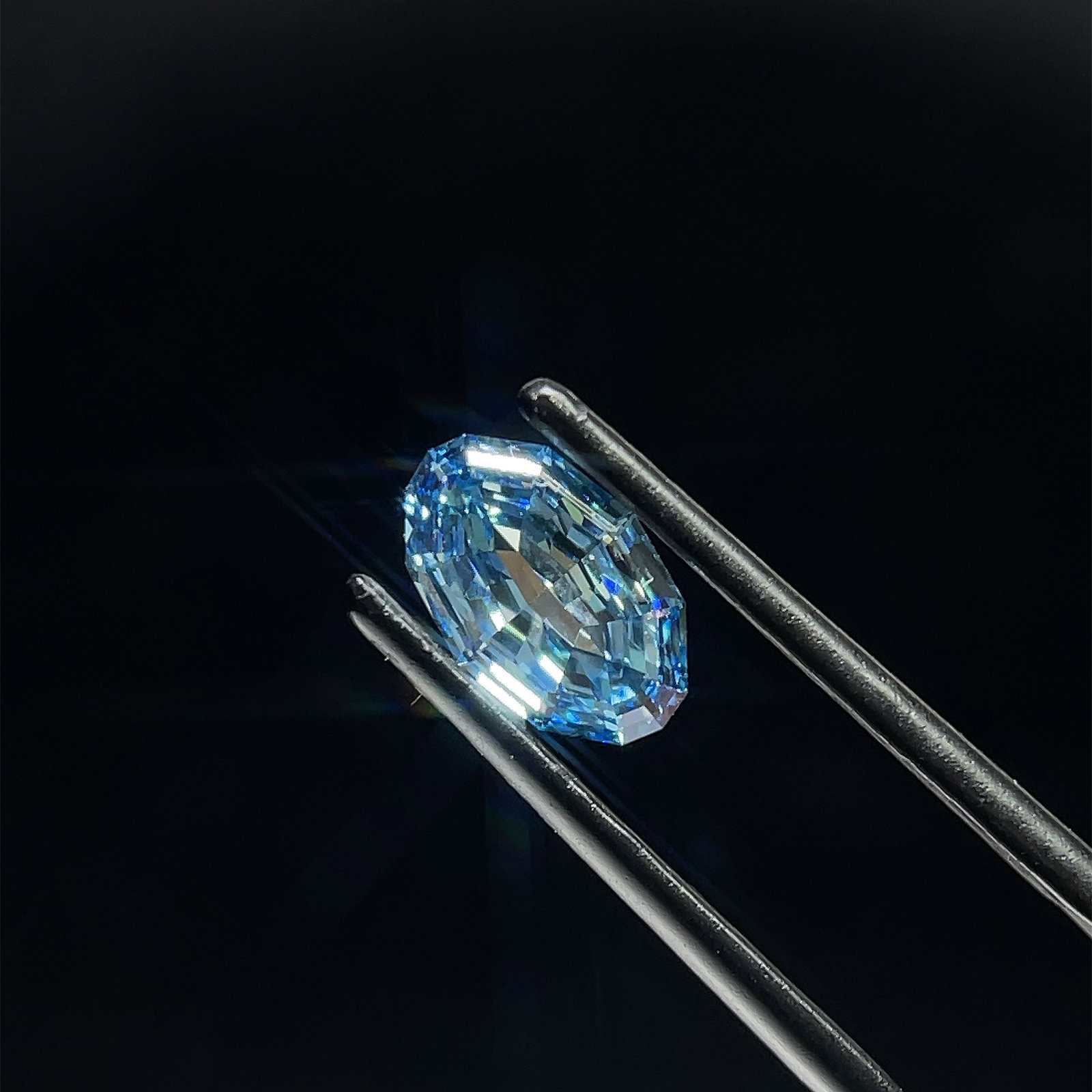 Loose Diamond - OVAL 1.26ct Blue VS1: Loose Diamond - OVAL 1.26ct Blue VS1 Source: This is a real non-mined Diamond that has been grown in a lab Shape: OVAL Carats: 1.26 Color: Blue Certification: NONE The Diamond Depot Guarantee: All