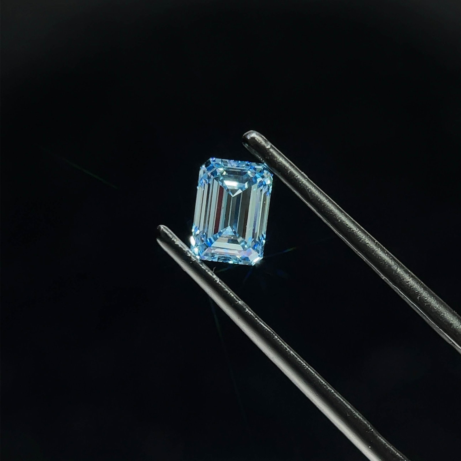 Loose Diamond - EMERALD 0.86ct Fancy Intense Blue VS1: Loose Diamond - EMERALD 0.86ct Fancy Intense Blue VS1 Source: This is a real non-mined Diamond that has been grown in a lab Shape: EMERALD Carats: 0.86 Color: Fancy Intense Blue Certification: IGI Vid