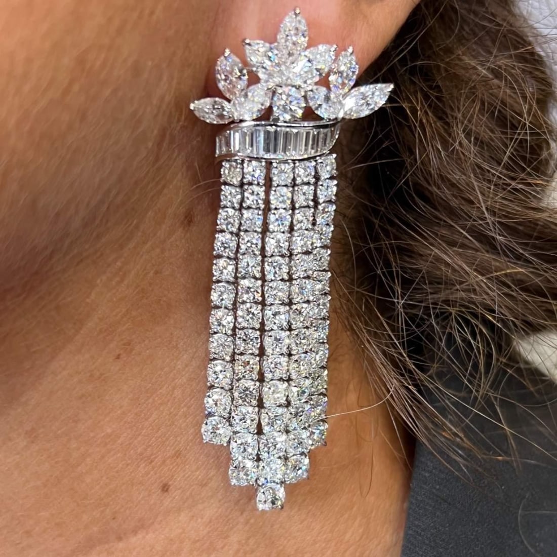 Luxury Platinum 27.52 Ct Diamond Chandelier Earrings 3 Inch: Luxury Platinum 27.52 Ct Diamond Chandelier Earrings 3 Inch Exquisite Platinum Diamond Chandelier Earrings featuring a stunning total weight of 27.52 carats. These earrings are adorned with