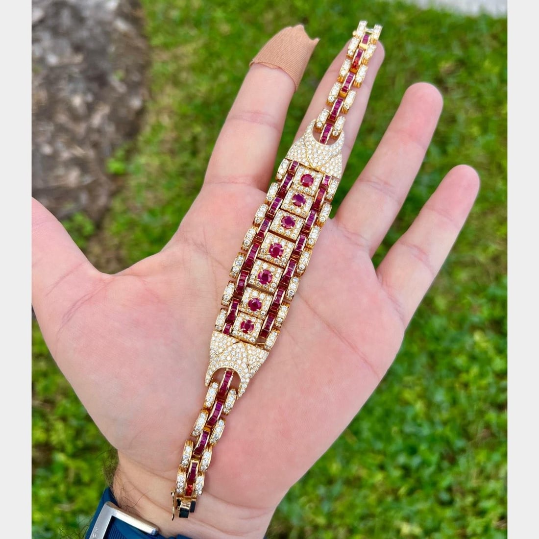 18K Yellow Gold Ruby Diamond Bracelet 376 Stones 11 Ct: 18K Yellow Gold Ruby Diamond Bracelet 376 Stones 11 Ct This exquisite bracelet features 18K yellow gold adorned with a stunning array of rubies and diamonds. The piece weighs 54.2 grams and is set wit