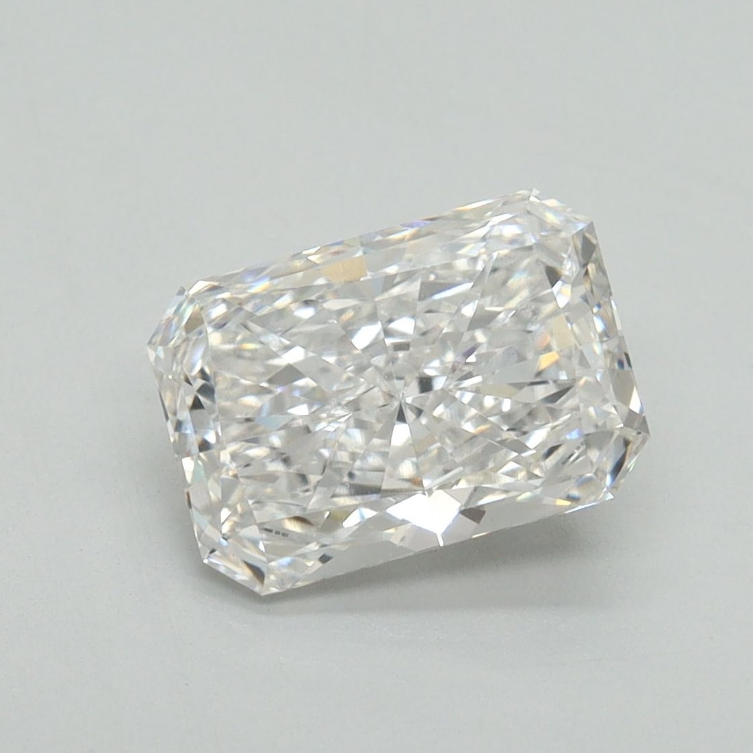 Loose Diamond - RADIANT 2.18ct F VS1: Loose Diamond - RADIANT 2.18ct F VS1 Source: This is a real non-mined Diamond that has been grown in a lab Shape: RADIANT Carats: 2.18 Color: F Clarity: VS1 Certification: GSI Video: Video Link The