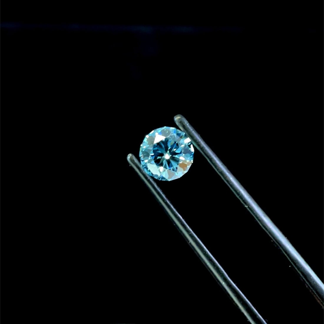 Loose Diamond - ROUND 1.04ct Fancy Vivid Blue VVS2: Loose Diamond - ROUND 1.04ct Fancy Vivid Blue VVS2 Source: This is a real non-mined Diamond that has been grown in a lab Shape: ROUND Carats: 1.04 Color: Fancy Vivid Blue Certification: IGI Video: