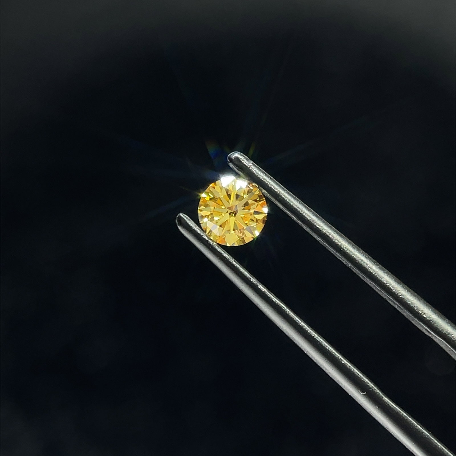 Ideal Loose Diamond - ROUND 0.39ct Yellow VS1: Ideal Loose Diamond - ROUND 0.39ct Yellow VS1 Source: This is a real non-mined Diamond that has been grown in a lab Shape: ROUND Carats: 0.39 Color: Yellow Certification: NONE The Diamond Depot Guaran