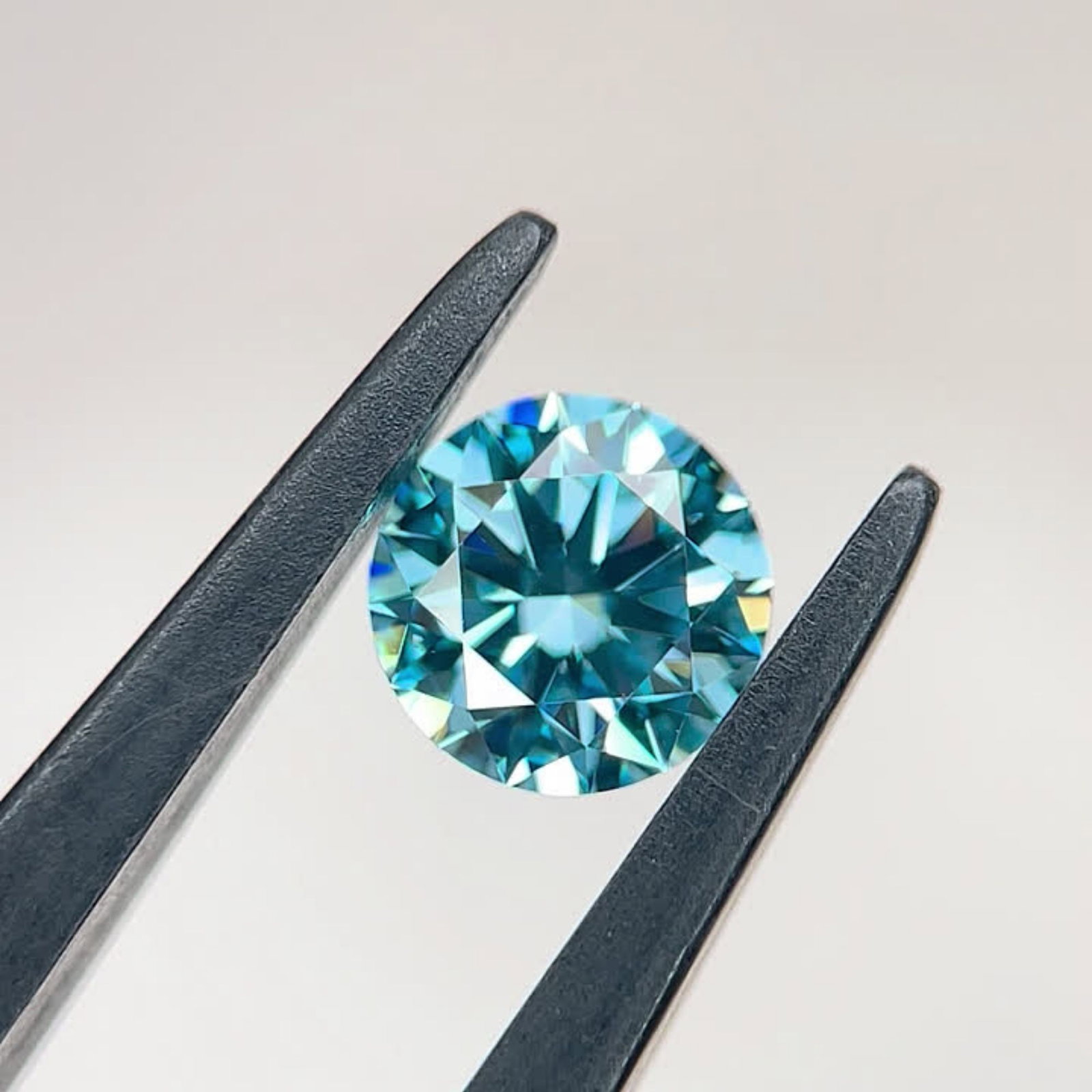 Ideal Loose Diamond - ROUND 0.99ct Fancy Vivid Blue VVS2: Ideal Loose Diamond - ROUND 0.99ct Fancy Vivid Blue VVS2 Source: This is a real non-mined Diamond that has been grown in a lab Shape: ROUND Carats: 0.99 Color: Fancy Vivid Blue Certification: IGI Vide