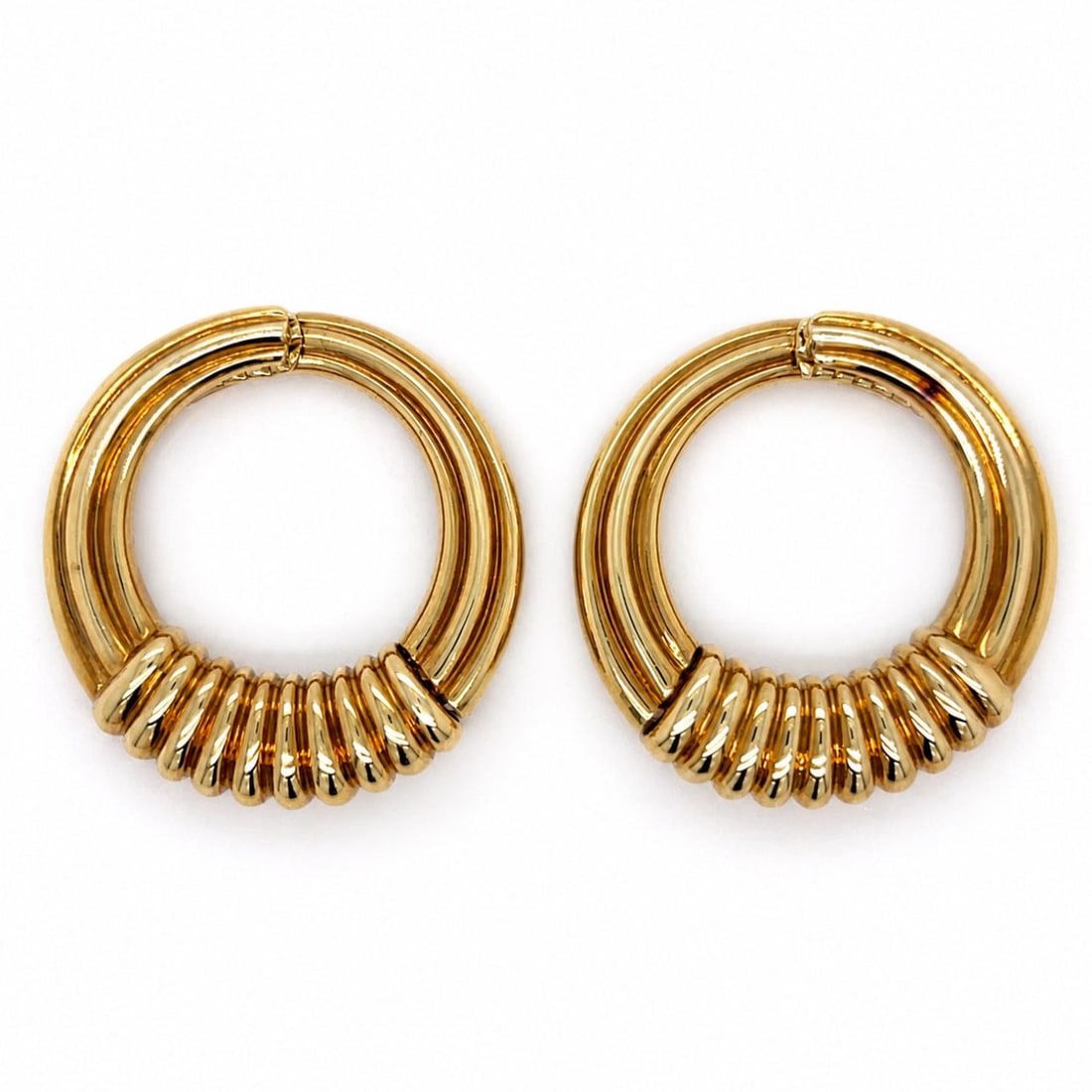 Van Cleef Arpels 18K Yellow Gold Clip On Circle Earrings: Van Cleef Arpels 18K Yellow Gold Clip On Circle Earrings These Van Cleef & Arpels circle clip earrings are crafted from 18K yellow gold. The earrings have a diameter of 1.25 inches and a total weight 