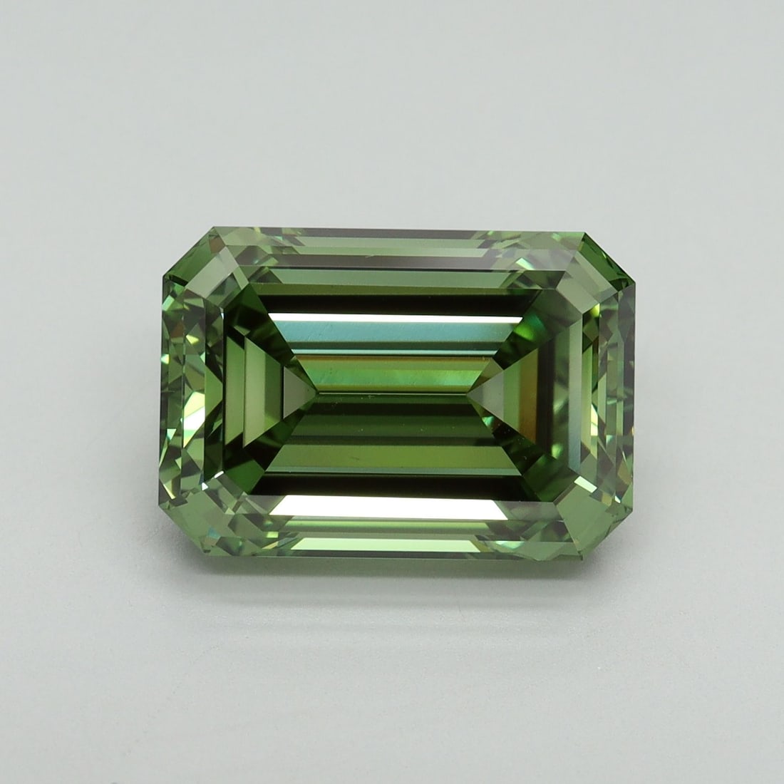 Loose Diamond - EMERALD 6.06ct Fancy Vivid Green VS1: Loose Diamond - EMERALD 6.06ct Fancy Vivid Green VS1 Source: This is a real non-mined Diamond that has been grown in a lab Shape: EMERALD Carats: 6.06 Color: Fancy Vivid Green Certification: IGI Video