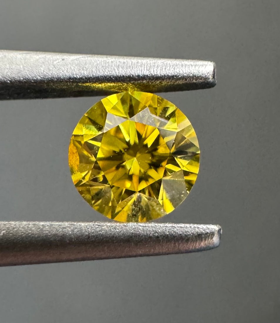 Loose Diamond - ROUND 0.19ct Fancy Vivid Yellow I1: Loose Diamond - ROUND 0.19ct Fancy Vivid Yellow I1 Source: Natural Shape: ROUND Carats: 0.19 Color: Fancy Vivid Yellow Certification: GIA The Diamond Depot Guarantee: All items in this auction are