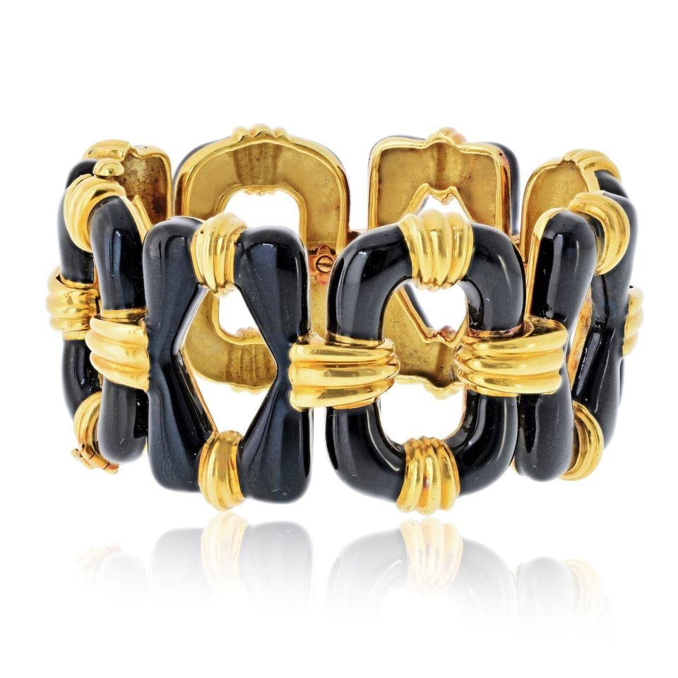 David Webb Vintage 18K Yellow Gold Bracelet: David Webb Vintage 18K Yellow Gold Bracelet This vintage bracelet by David Webb is crafted from 18K yellow gold, showcasing the brand's signature style and craftsmanship. The bracelet has a substantia
