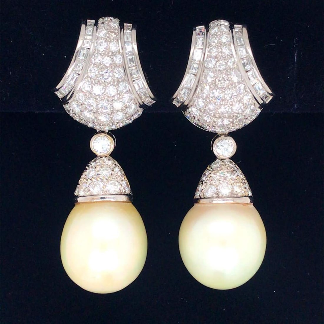 Elegant 15.61mm South Sea Pearl Diamond Earrings in 18K White Gold: Elegant 15.61mm South Sea Pearl Diamond Earrings in 18K White Gold Elevate your elegance with these stunning South Sea Pearl and Diamond Earrings. Each earring features a beautiful 15.61 mm South Sea 