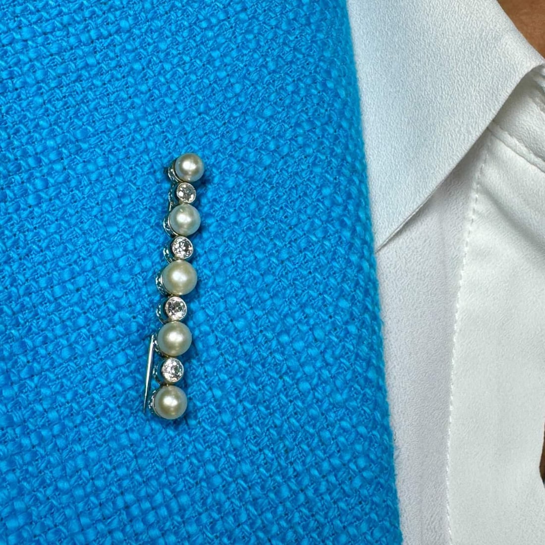 Art Deco Platinum Brooch with Diamonds and Natural Pearls: Art Deco Platinum Brooch with Diamonds and Natural Pearls This exquisite Art Deco brooch showcases a stunning combination of diamonds and natural pearls, crafted in luxurious platinum. Weighing 8.1 gr