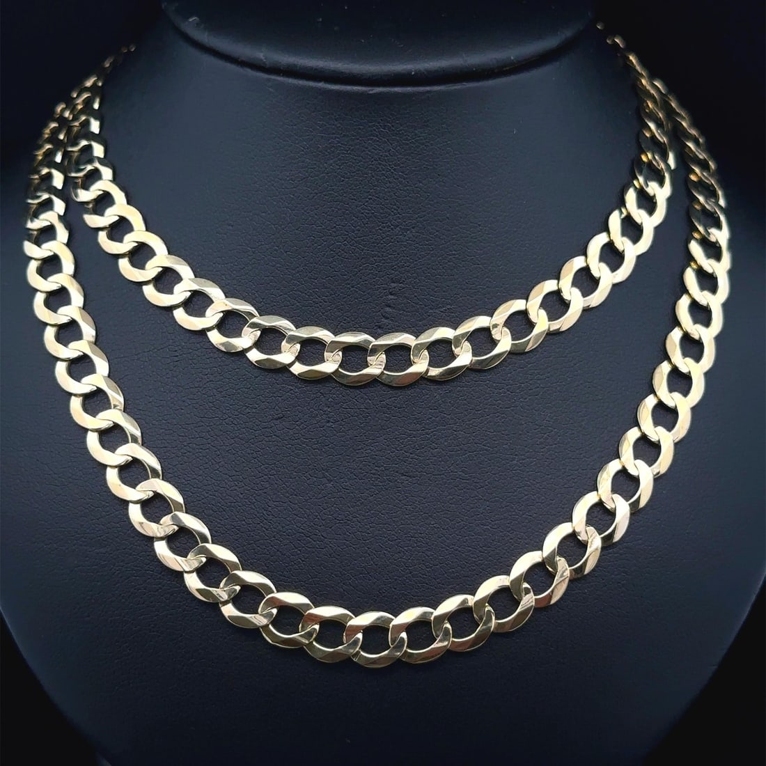 24 Inch 14k Yellow Gold Curb Cuban Link Chain Necklace with Lobster Clasp: 24 Inch 14k Yellow Gold Curb Cuban Link Chain Necklace with Lobster Clasp This unbranded men's chain necklace is crafted from solid 14k yellow gold and features a 24-inch open curb Cuban link design. 