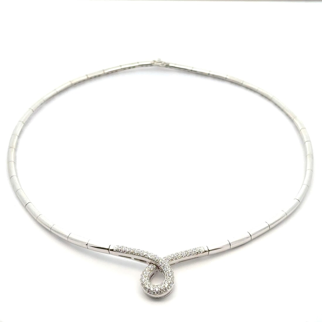 Leo Pizzo 1.25ctw Diamond Twist Choker Necklace in 18k White Gold: Leo Pizzo 1.25ctw Diamond Twist Choker Necklace in 18k White Gold This exquisite Leo Pizzo choker necklace showcases a stunning twist design, crafted from solid 18k white gold and adorned with numerou