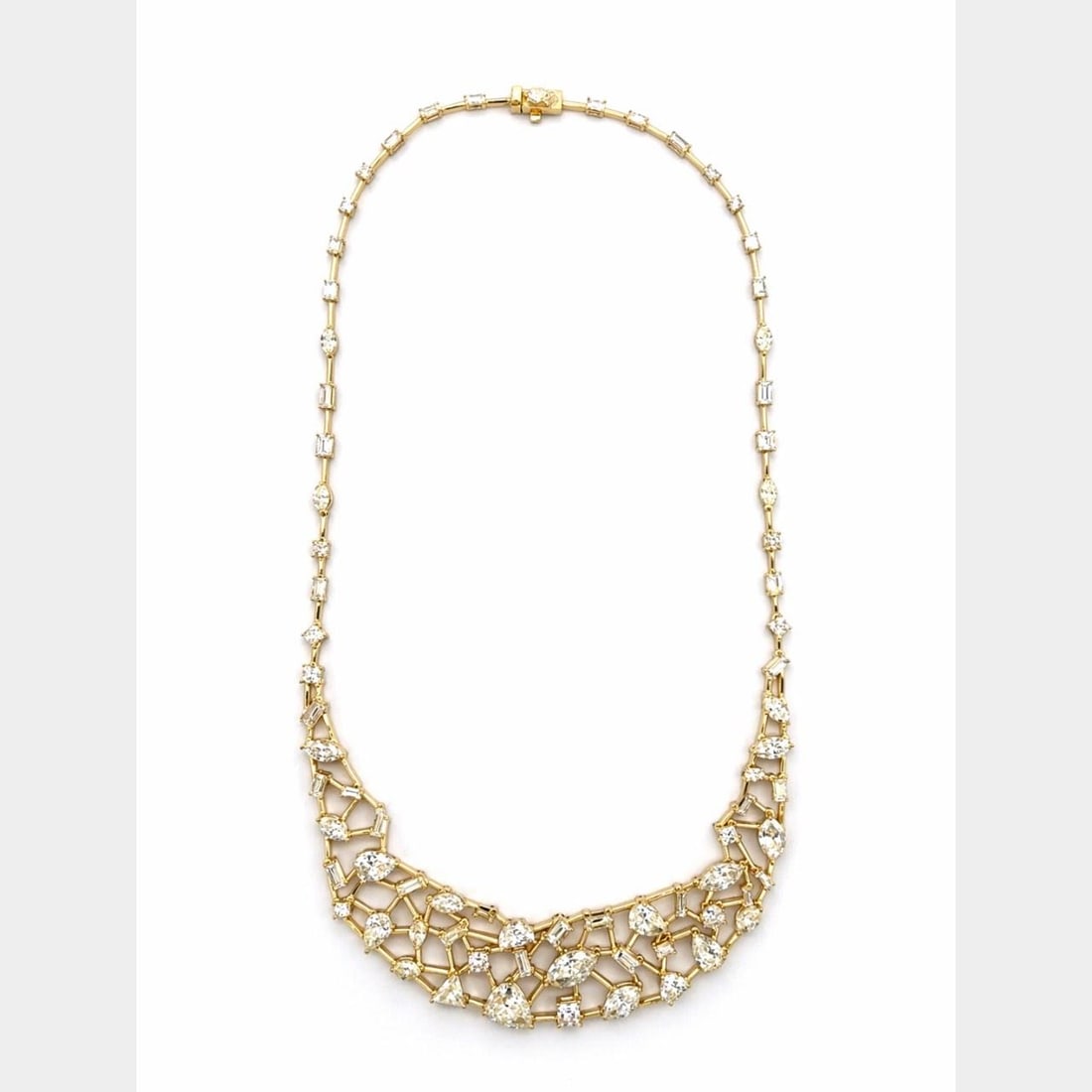 Diamond Necklace in 18K Yellow Gold with 25.50 Carat Total Weight: Diamond Necklace in 18K Yellow Gold with 25.50 Carat Total Weight This exquisite necklace is crafted from 18K yellow gold and showcases 76 diamonds with a total weight of approximately 25.50 carats. T