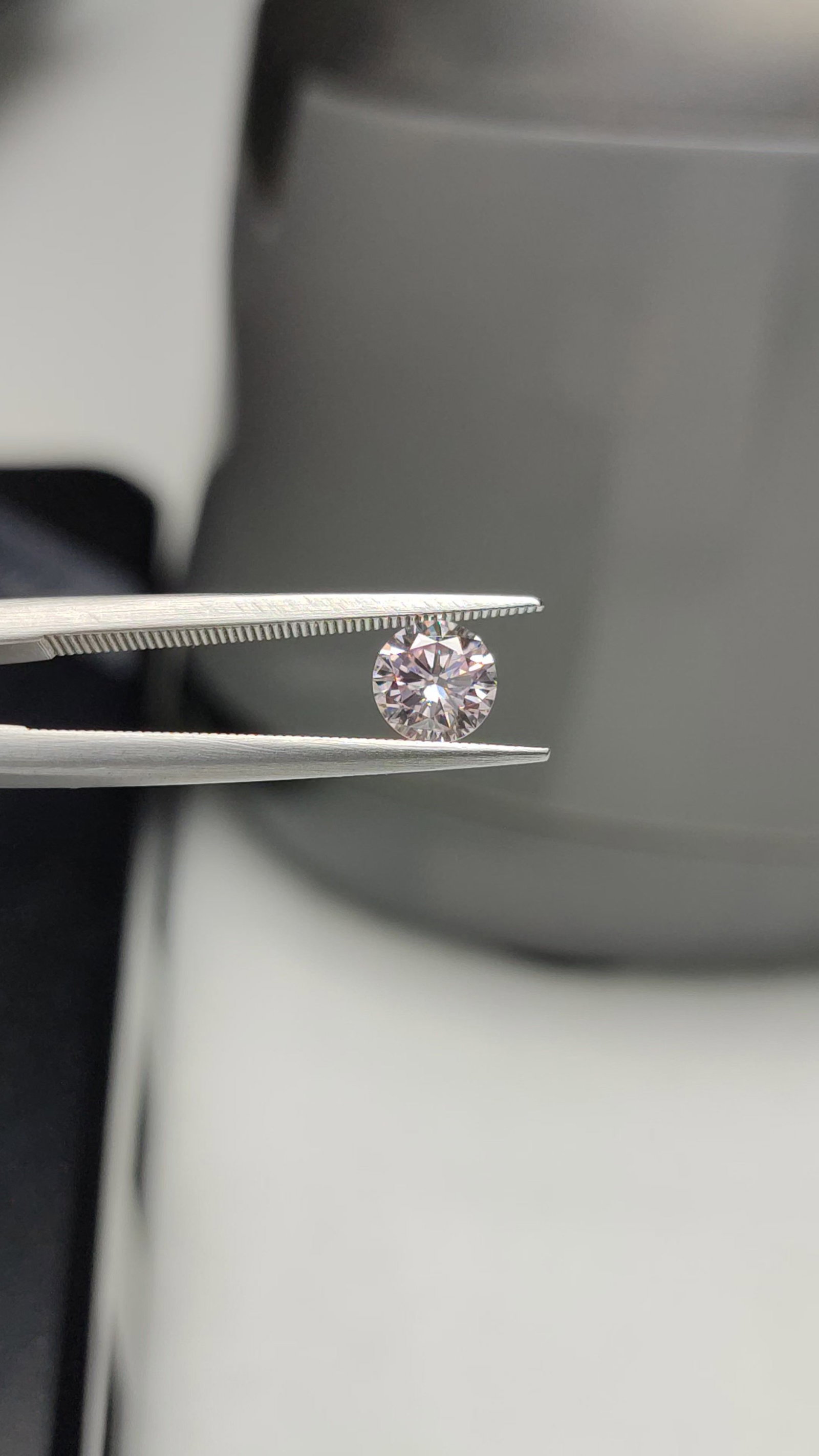 Loose Diamond - ROUND 0.43ct Fancy Light Pink VS2: Loose Diamond - ROUND 0.43ct Fancy Light Pink VS2 Source: Natural Shape: ROUND Carats: 0.43 Color: Fancy Light Pink Certification: GIA Video:
